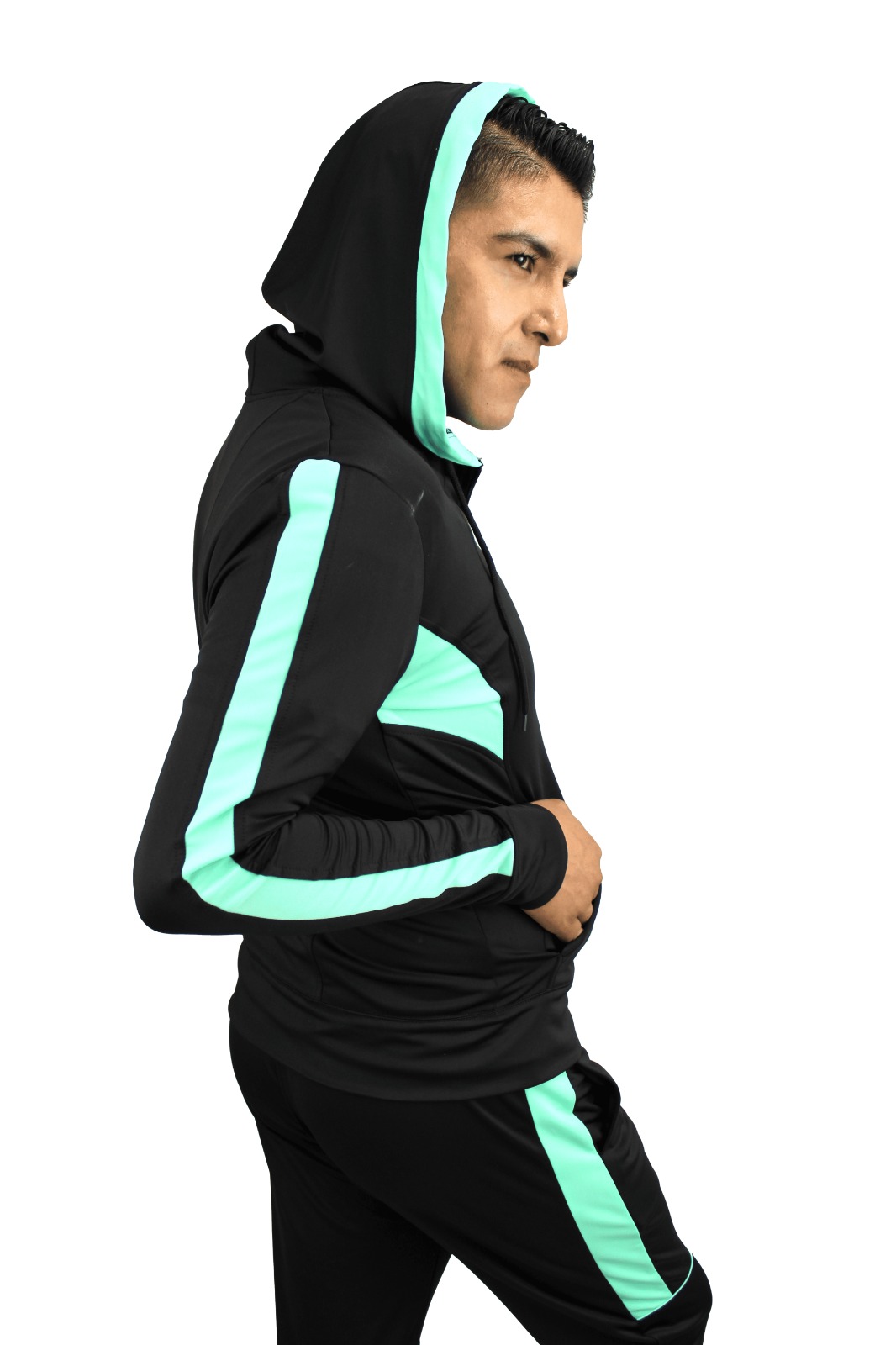 Chamarra deportiva para caballero color negro con menta .