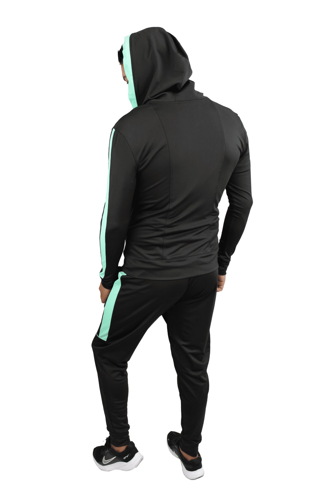 Chamarra deportiva para caballero color negro con menta .