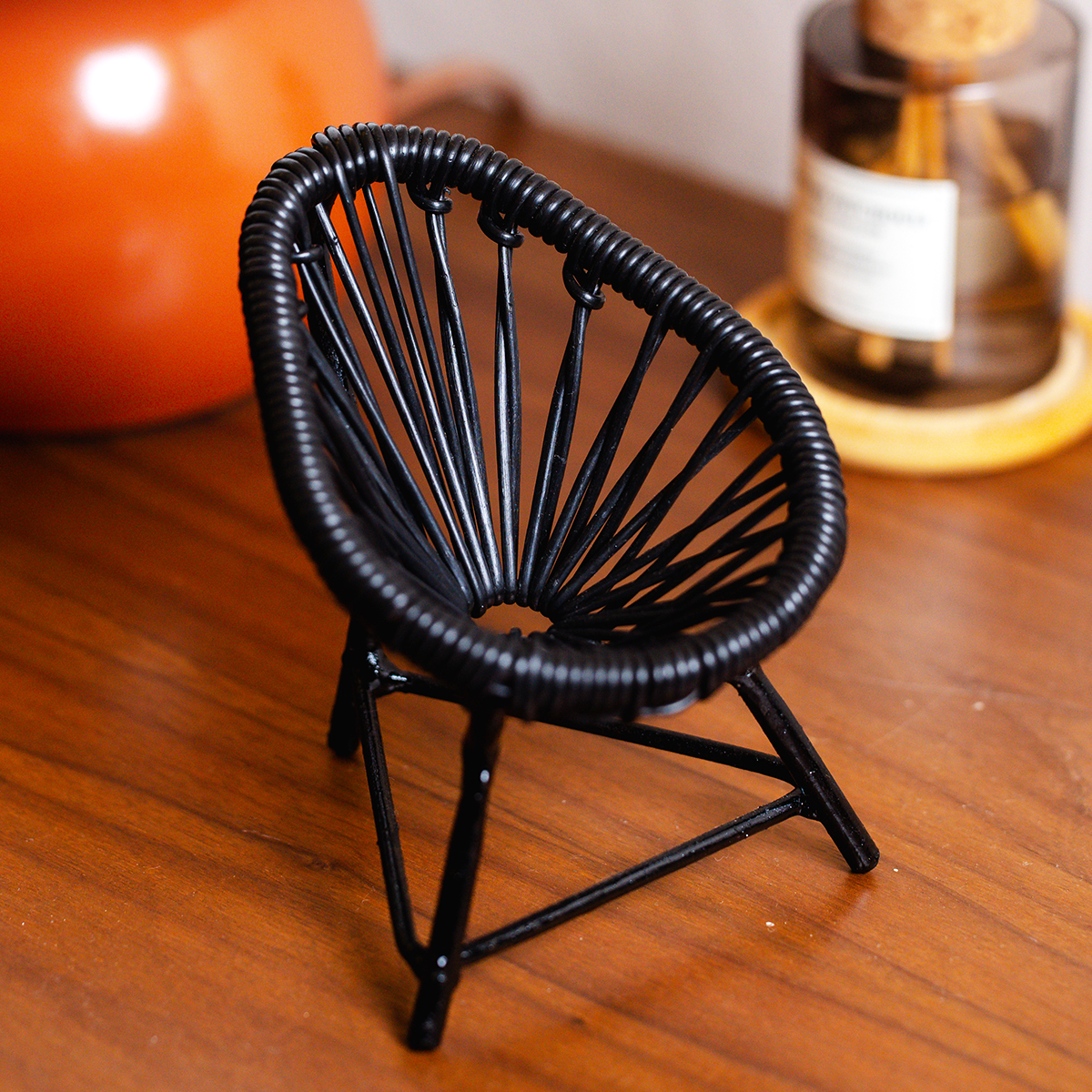 Porta celular Mini silla Acapulco Decorativa tejida a mano en vinil Negro.