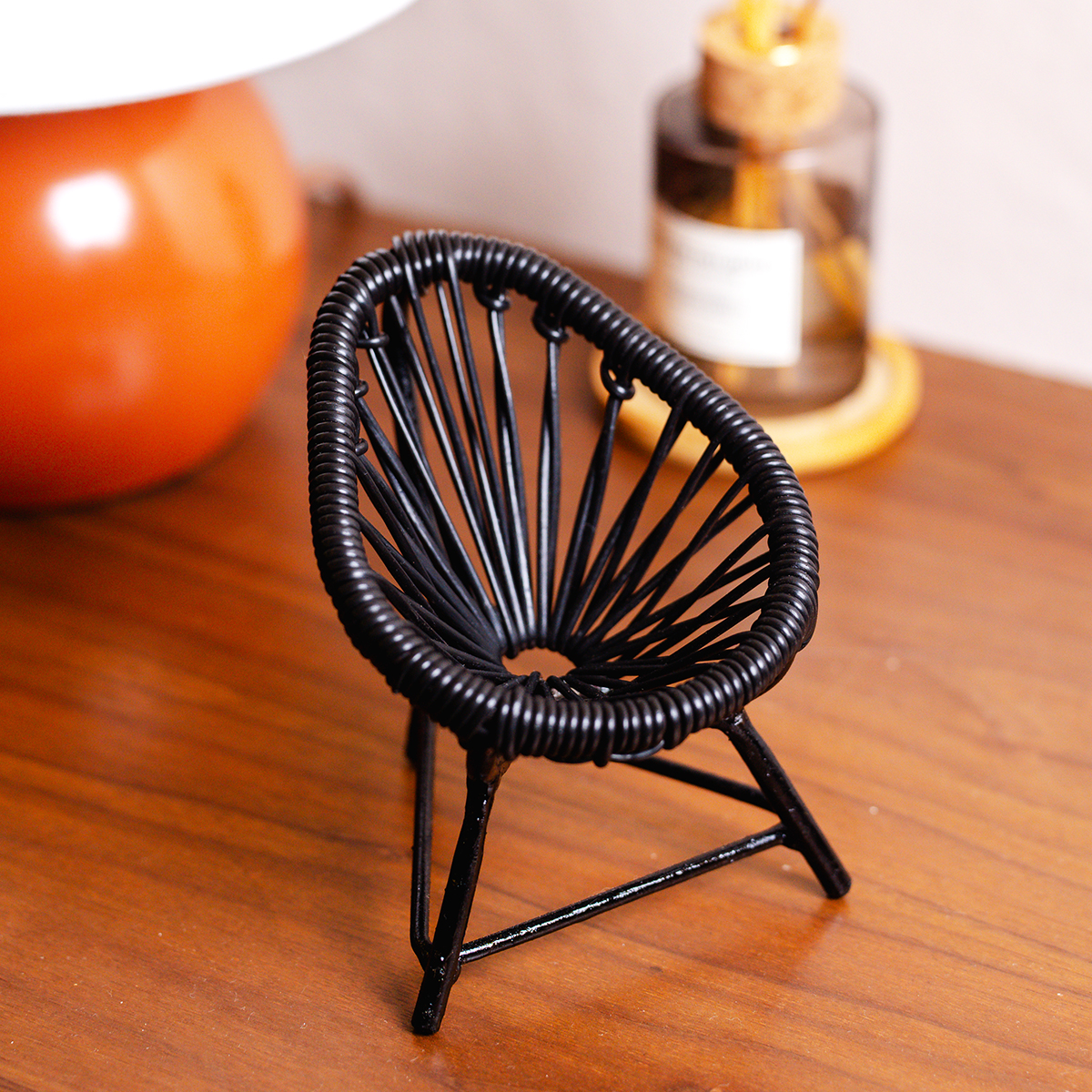 Porta celular Mini silla Acapulco Decorativa tejida a mano en vinil Negro.