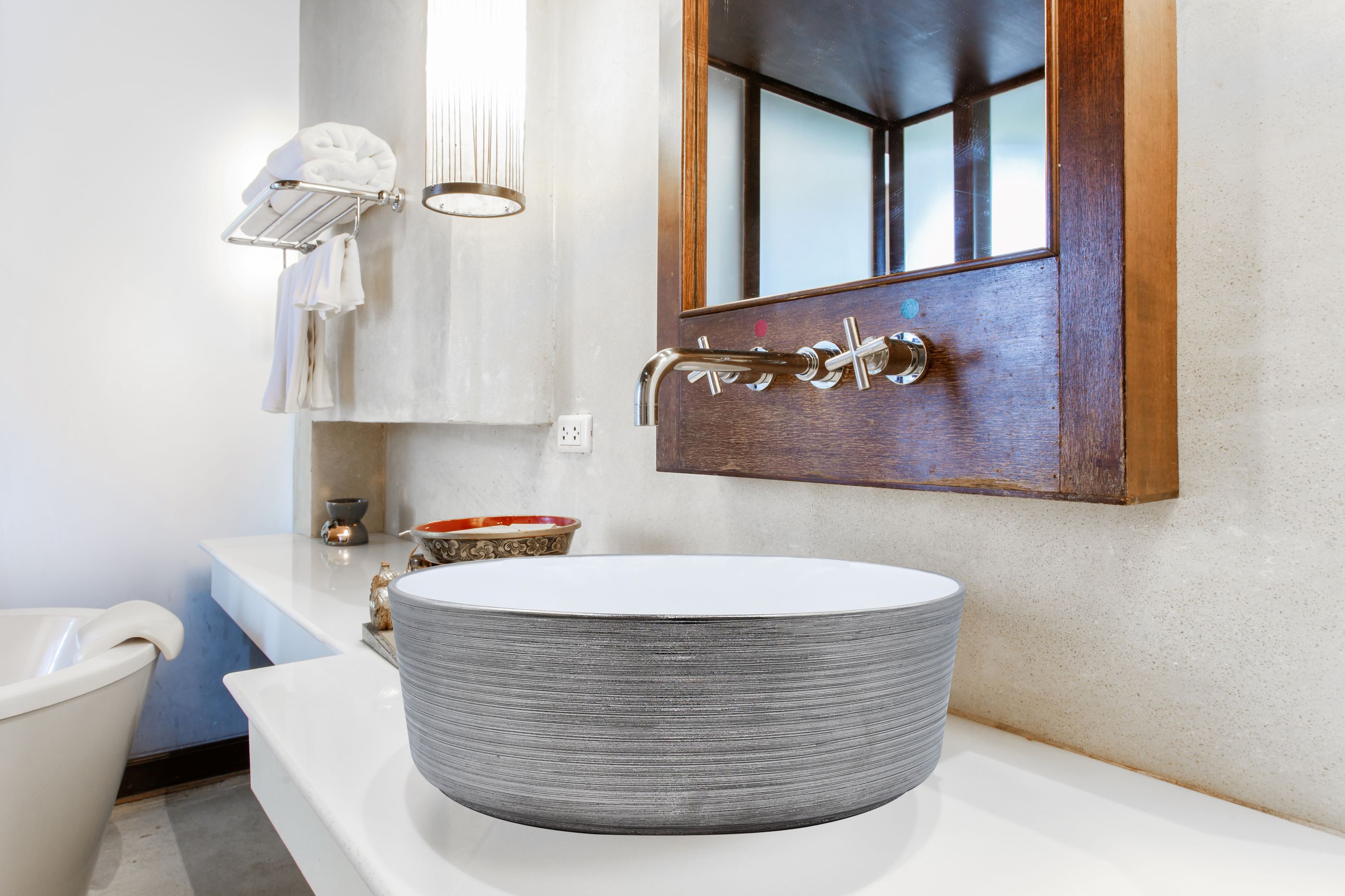 Lavabo Cerámico para Baño JAA, forma circular en color plata con detalles en relieve metalizados. De sobreponer, con diseño europeo ideal para todo tipo de baños. Dimensiones 36.0 x 36.0 x 12.5 cms. (base x altura x profundidad).