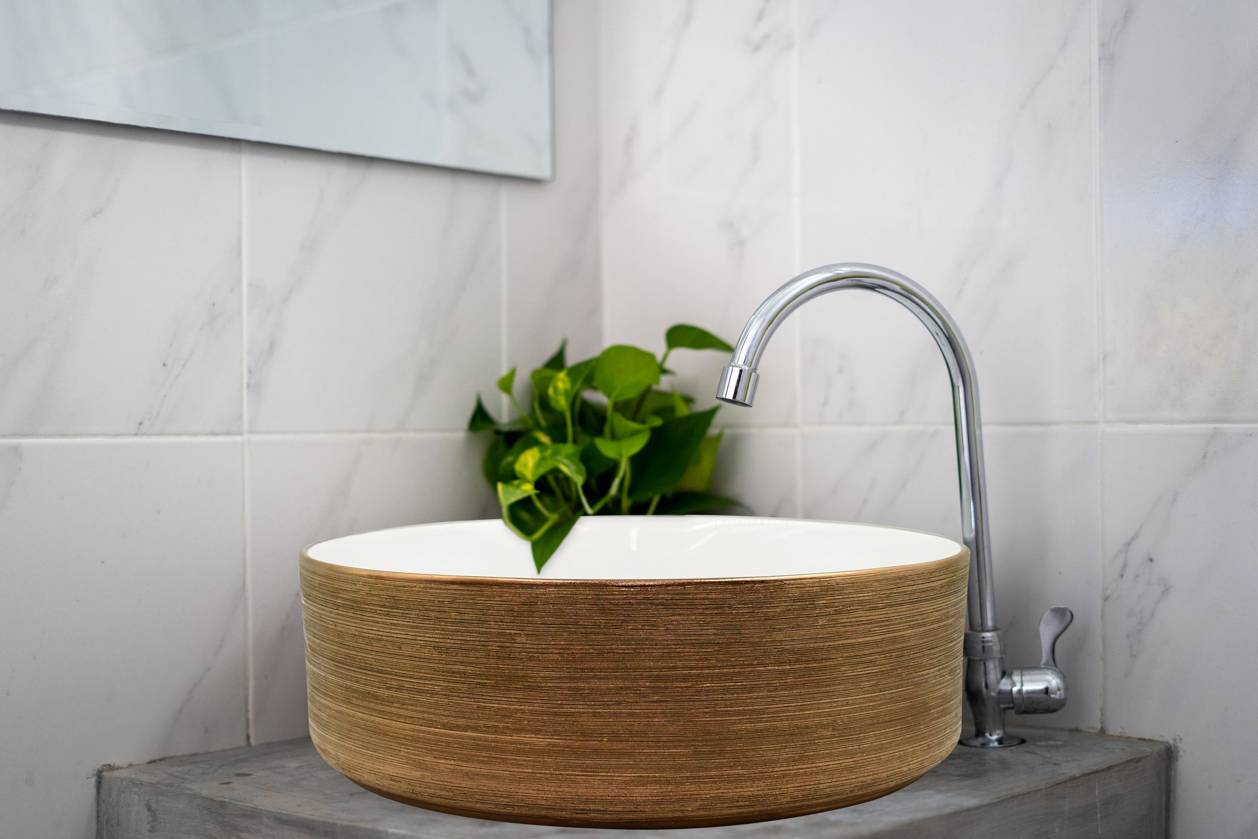 Lavabo Cerámico para Baño KRA, forma circular en color cobre, acabado con líneas horizontales. De sobreponer, con diseño europeo ideal para todo tipo de baños. Dimensiones 36.0 x 36.0 x 12.5 cms. (base x altura x profundidad).