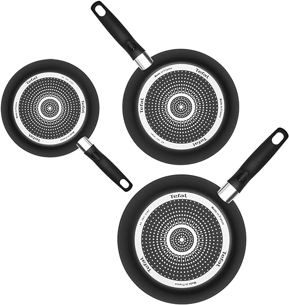 A T-FAL Juego de sartenes easy cook negro cubierta antiadherente para una cocina fácil con indicador de calor thermo-señal y base de difusión. Medidas de sartén 20, 24 y 26 cm, B4440482AMAM.