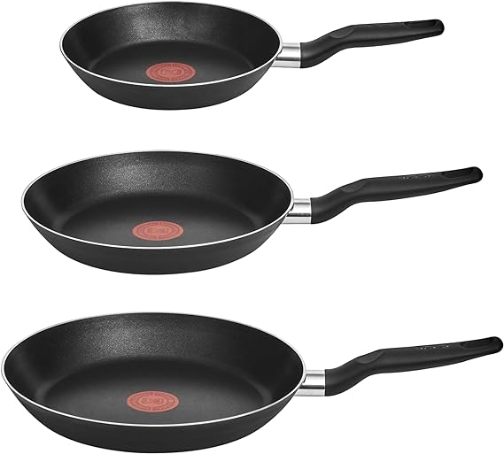 A T-FAL Juego de sartenes easy cook negro cubierta antiadherente para una cocina fácil con indicador de calor thermo-señal y base de difusión. Medidas de sartén 20, 24 y 26 cm, B4440482AMAM.