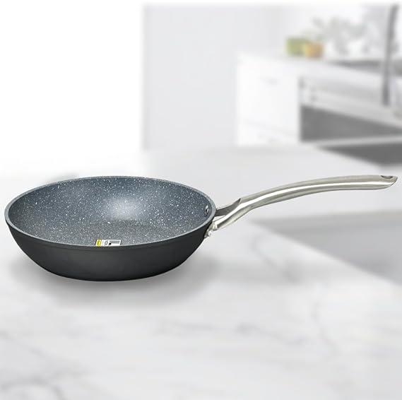 A EasyWare Sartén PLATINUM de aluminio forjado, 4 capas de Antiadherente GRANITEC HIGH LINE Tecnologia SUIZA, Mango extra Largo de ACERO INOXIDABLE, Inducción, libre de PFOA, SALUD (20 cm).