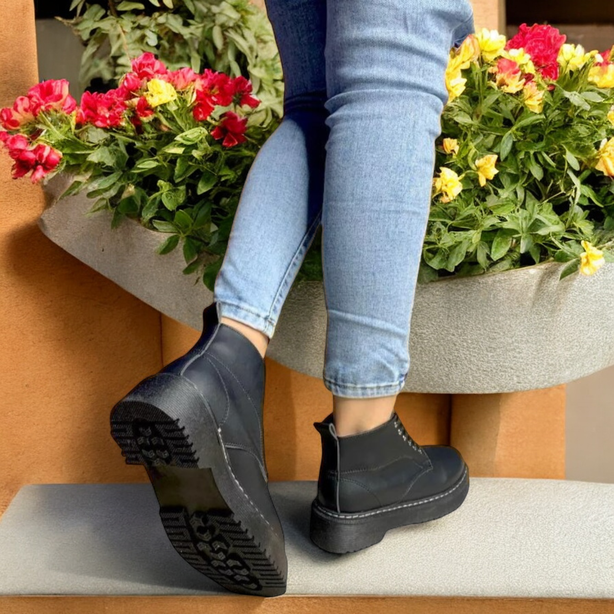 Botas Alta De Mujer Con Cintas De Moda Negras Suela Gruesa LAS CUATAS.