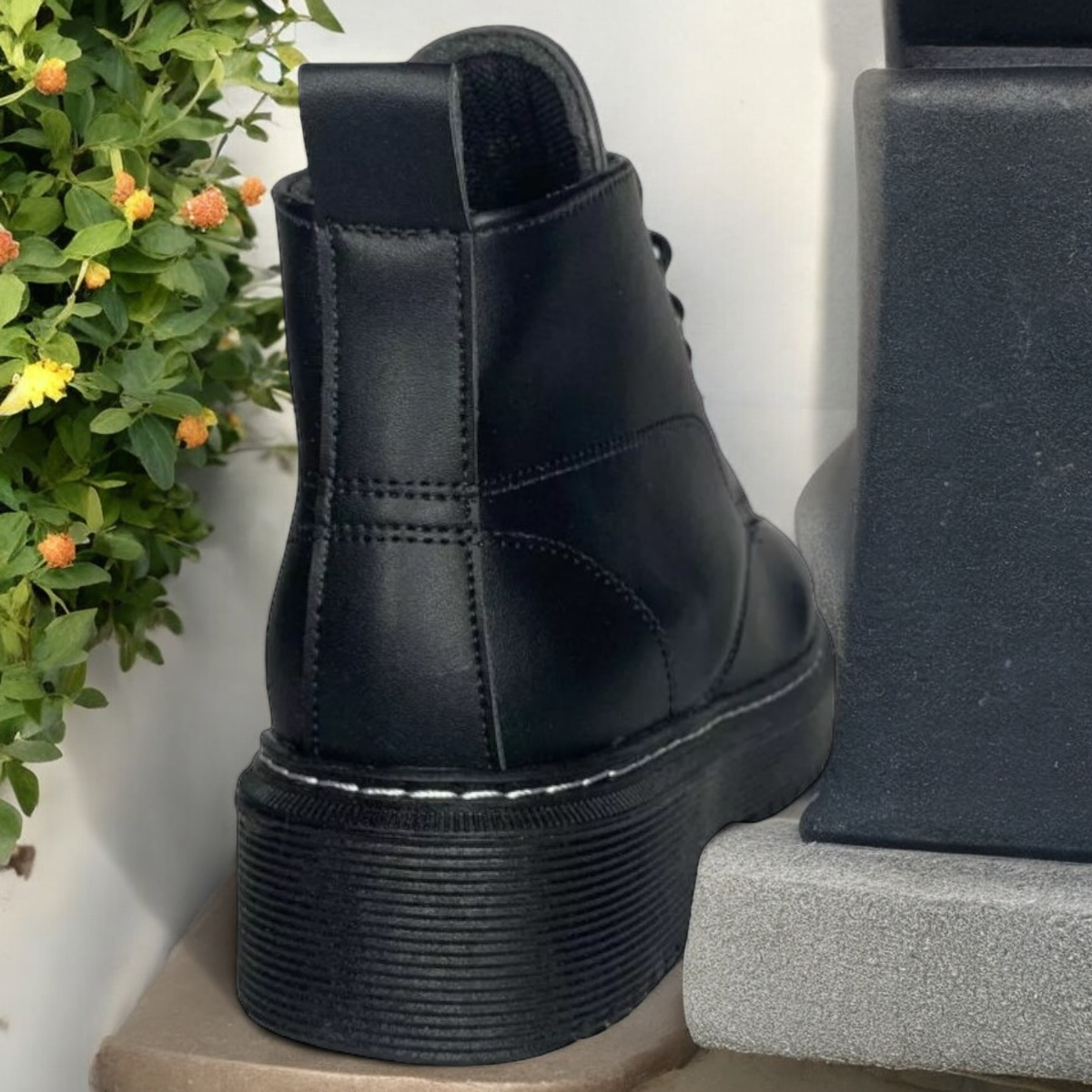 Botas Alta De Mujer Con Cintas De Moda Negras Suela Gruesa LAS CUATAS.