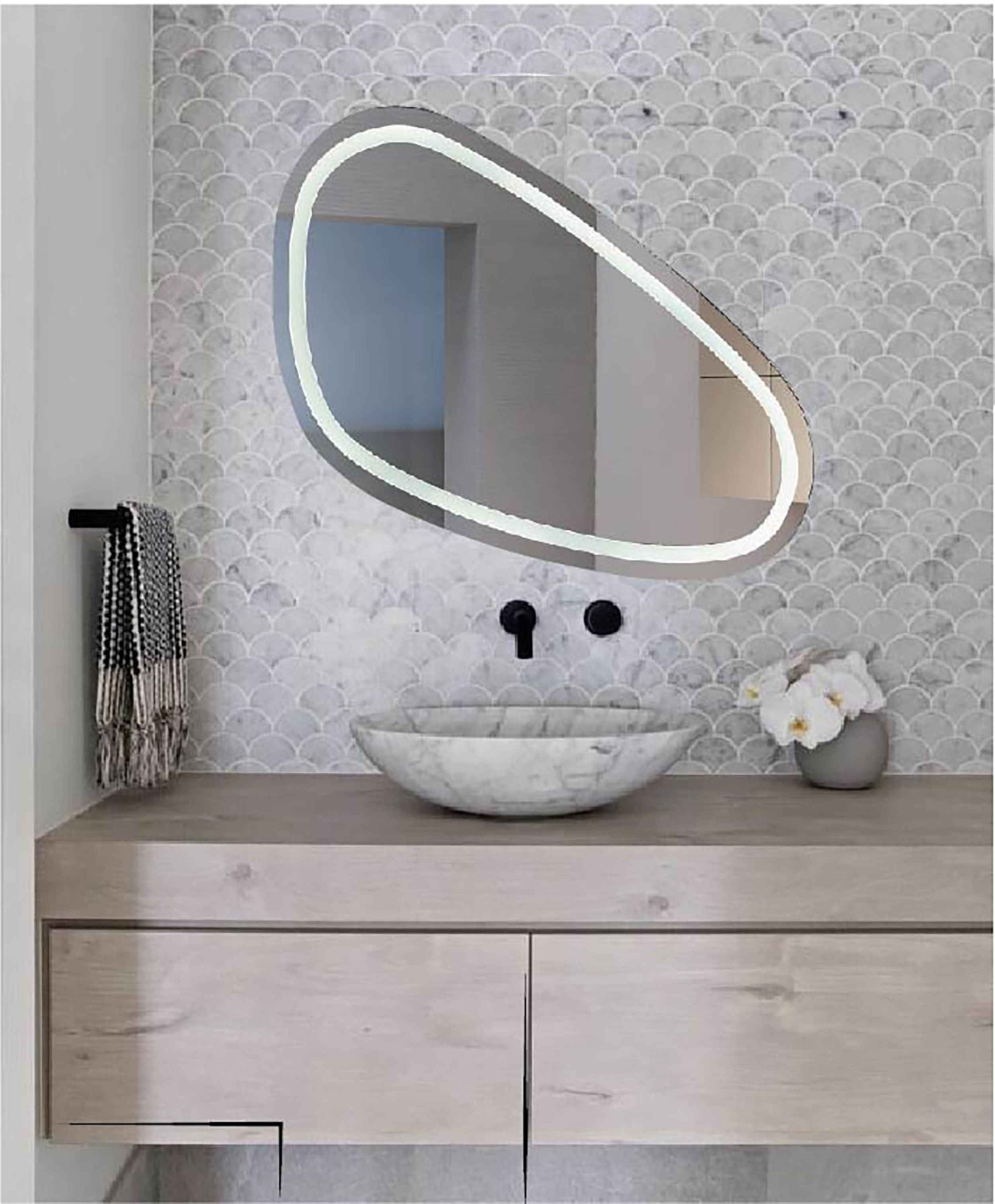 Espejo LUN con iluminación LED de 80 X 45  cms. (base por altura), forma ovalada, 1 pieza. Conexión de clavija a luz eléctrica.