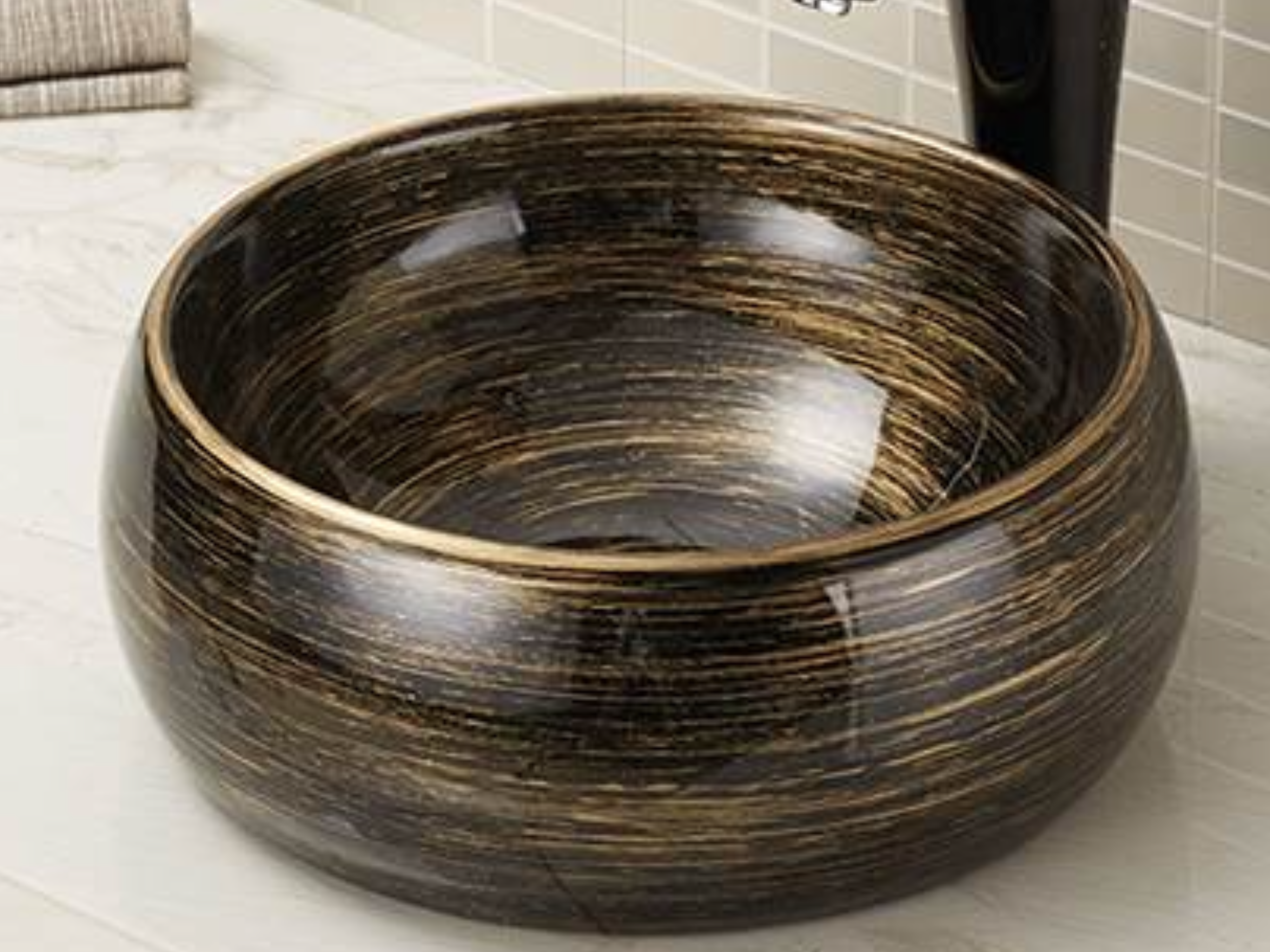 Lavabo Cerámico para Baño COZ, forma circular en color negro con líneas marcadas en dorado. De sobreponer, con diseño europeo ideal para todo tipo de baños. Dimensiones 40.0 x 40.0 x 15.5 cms. (base x altura x profundidad)