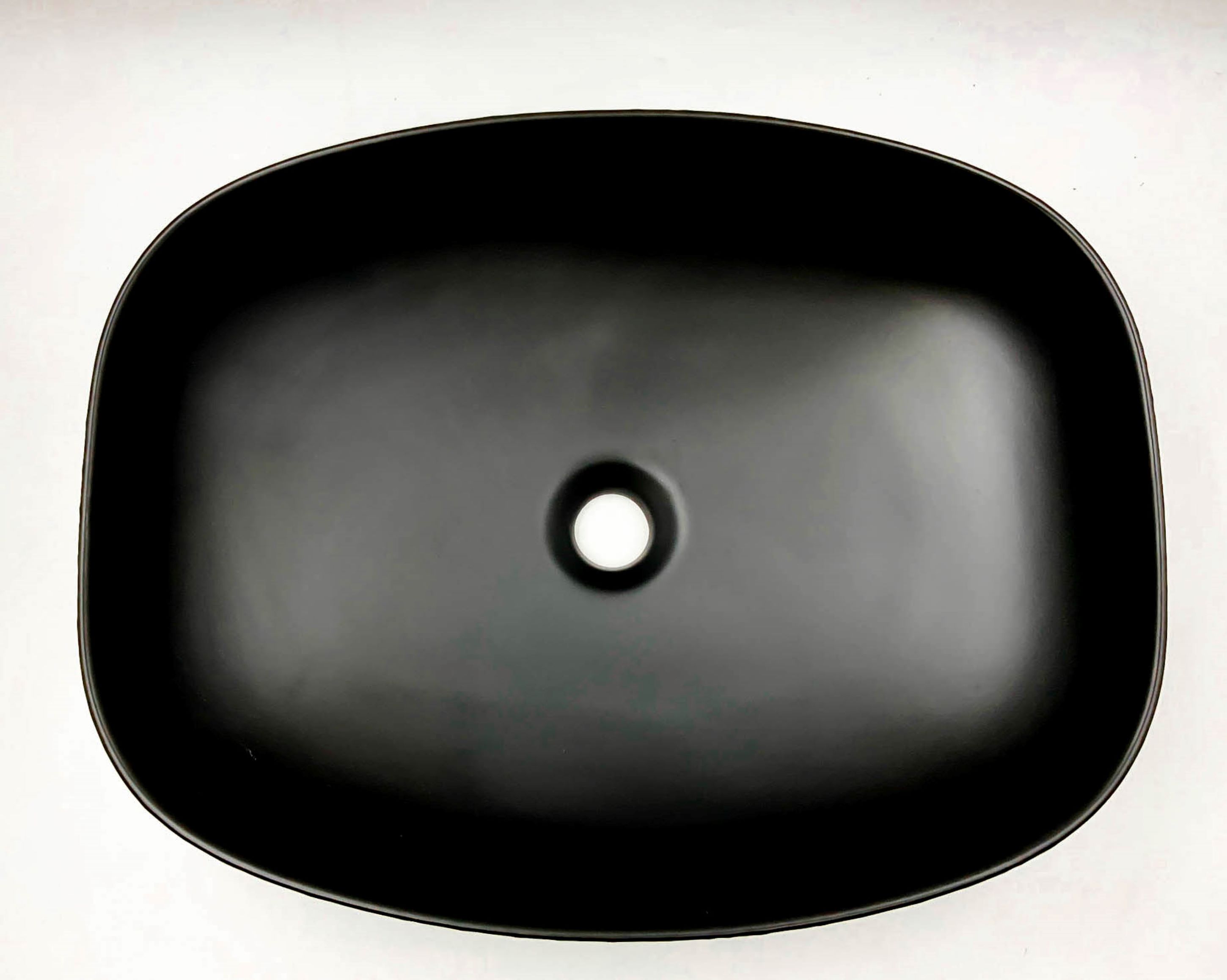 Lavabo Cerámico para Baño KOD, forma rectangular, color negro mate con acabados tipo madera y texturas en relieve. De sobreponer con diseño europeo ideal para todo tipo de baños. Dimensiones 50.5x39x13.5 cms.
