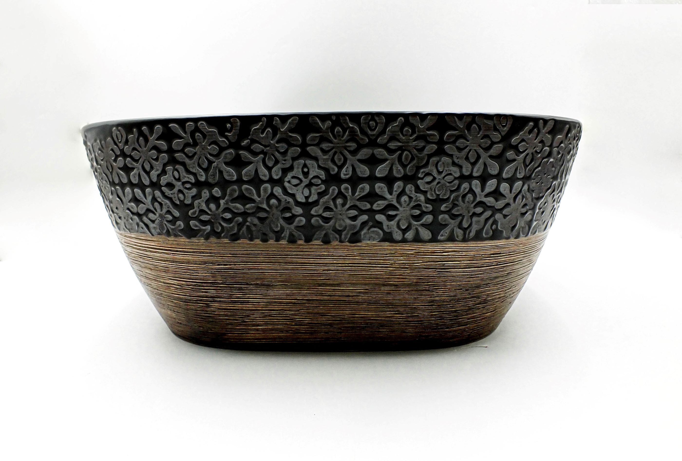 Lavabo Cerámico para Baño KOD, forma rectangular, color negro mate con acabados tipo madera y texturas en relieve. De sobreponer con diseño europeo ideal para todo tipo de baños. Dimensiones 50.5x39x13.5 cms.
