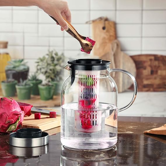 A Jarra de agua con infusor de frutas de vidrio con tapa extraíble, jarra de infusión de alta resistencia al calor para agua fría/caliente, bebidas con infusión de sabor y té helado, 2 cuartos de galón.