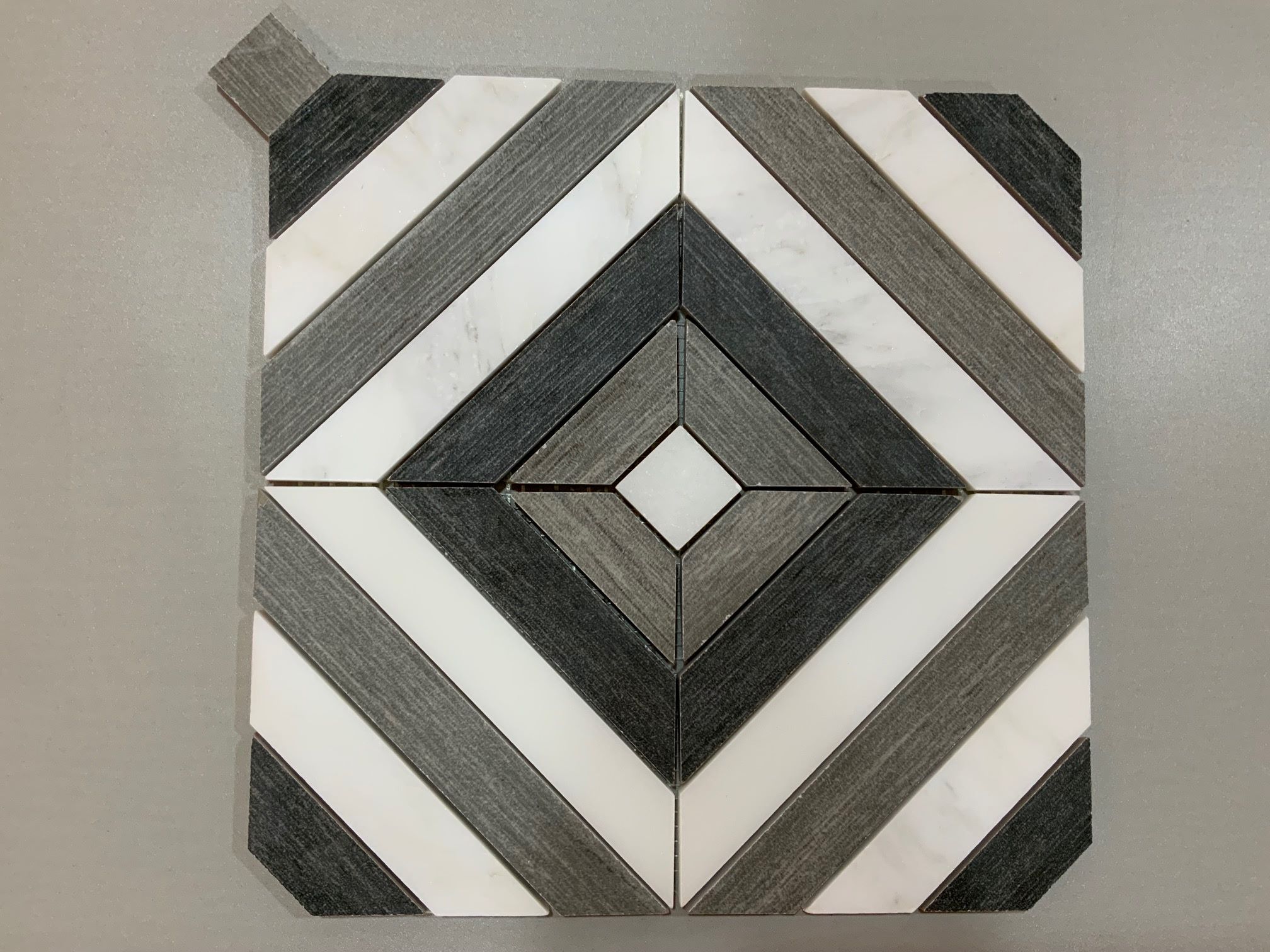 Malla o Mosaico Decorativo de Mármol TRA medida 30x30 Cms (base por altura) Color gris y blanco con diseño en rombos.  Caja de 5 piezas.