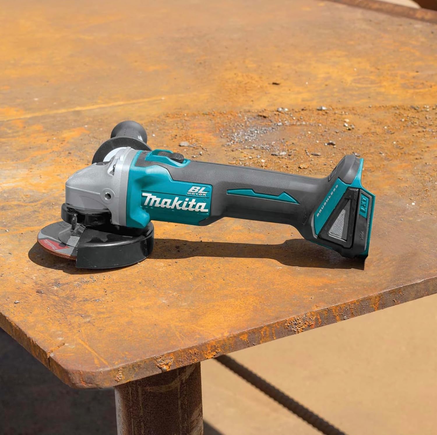 Amoladora angular Makita DGA504Z inalámbrica de 5 pulgadas (solo herramienta) con motor sin escobillas.