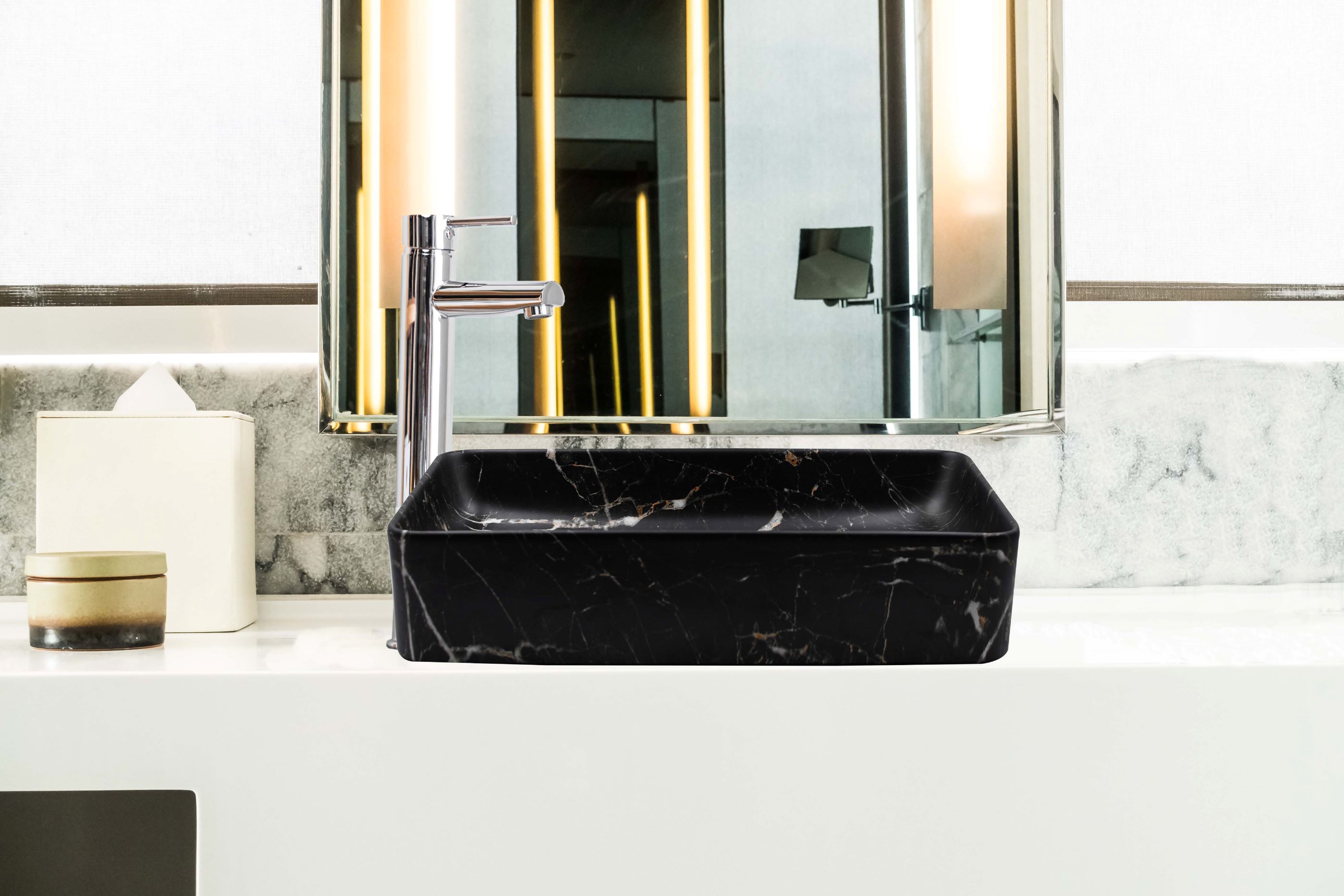 Lavabo Cerámico para Baño ANTI, forma rectangular acabado marmoleado mate en color negro. De sobreponer, con diseño europeo ideal para todo tipo de baños. Dimensiones 50.0 x 35.5 x 11.0 cms. (base x altura x profundidad)