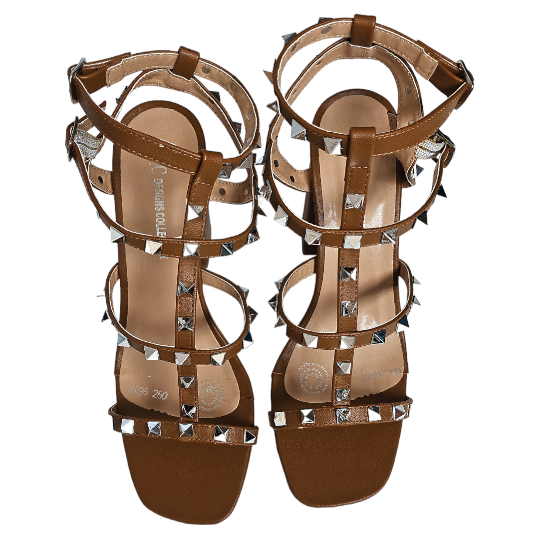 Sandalia con estoperoles LC DESIGNS COLLECTION.
