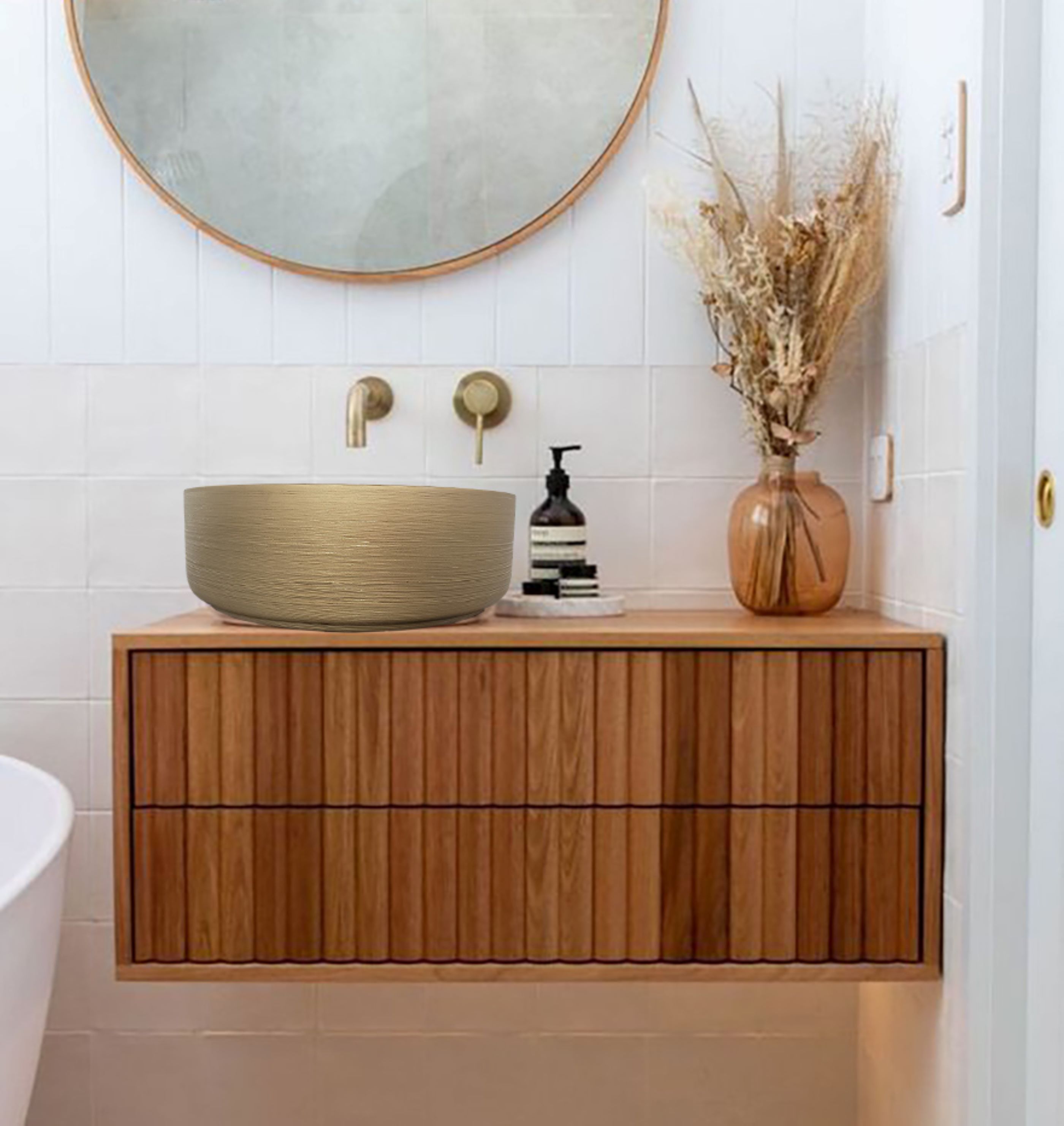 Lavabo Cerámico para Baño SAA, forma circular en color dorado con detalles en relieve metalizados. De sobreponer, con diseño europeo ideal para todo tipo de baños. Dimensiones 36.0 x 36.0 x 12.5 cms. (base x altura x profundidad)