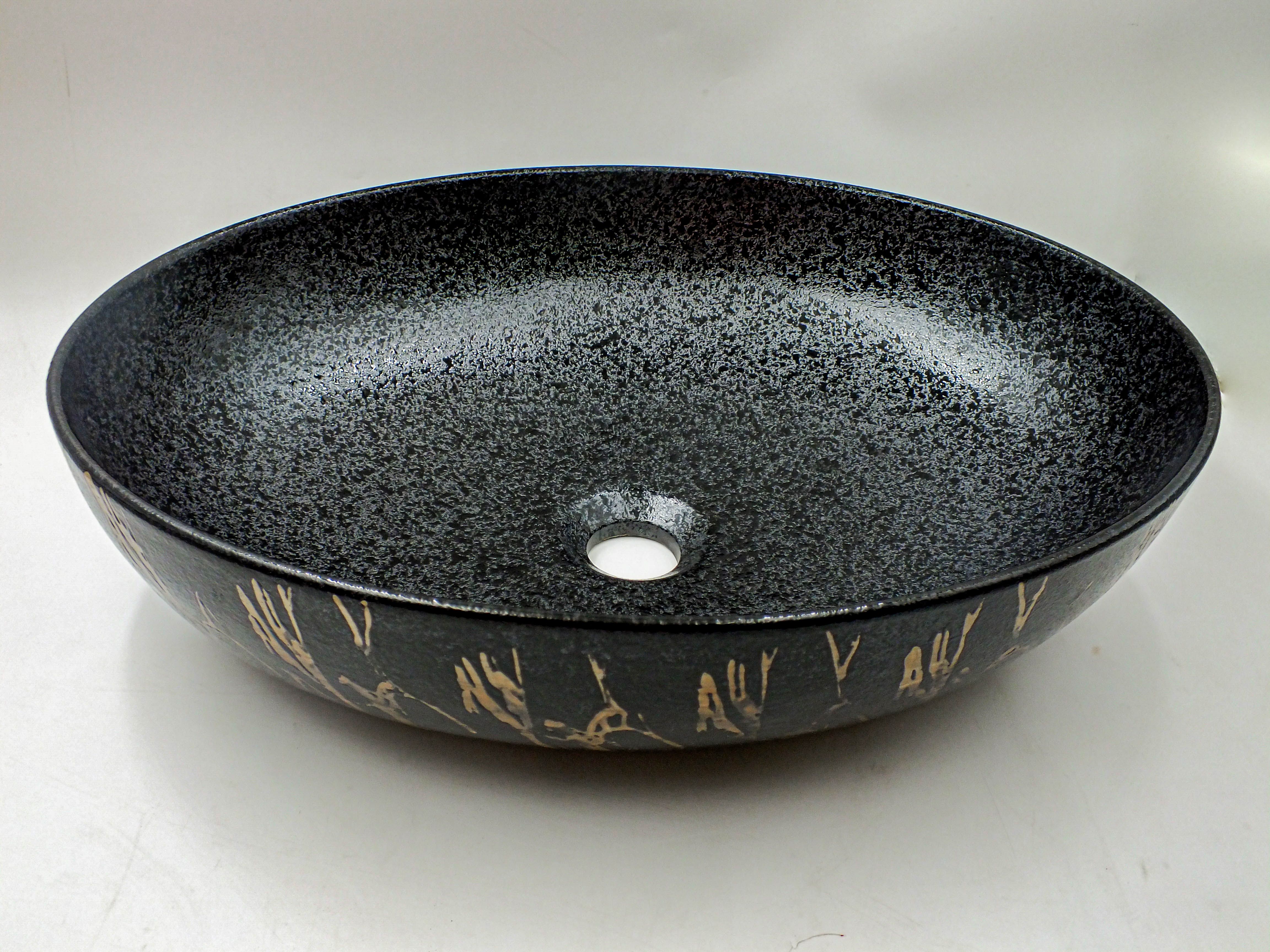 Lavabo Cerámico para Baño ZAN, colores negro y cobrizo con texturas en relieve. Acabado exterior mate.  De sobreponer con diseño europeo ideal para todo tipo de baños. Dimensiones 51.5x39x14.5 cms