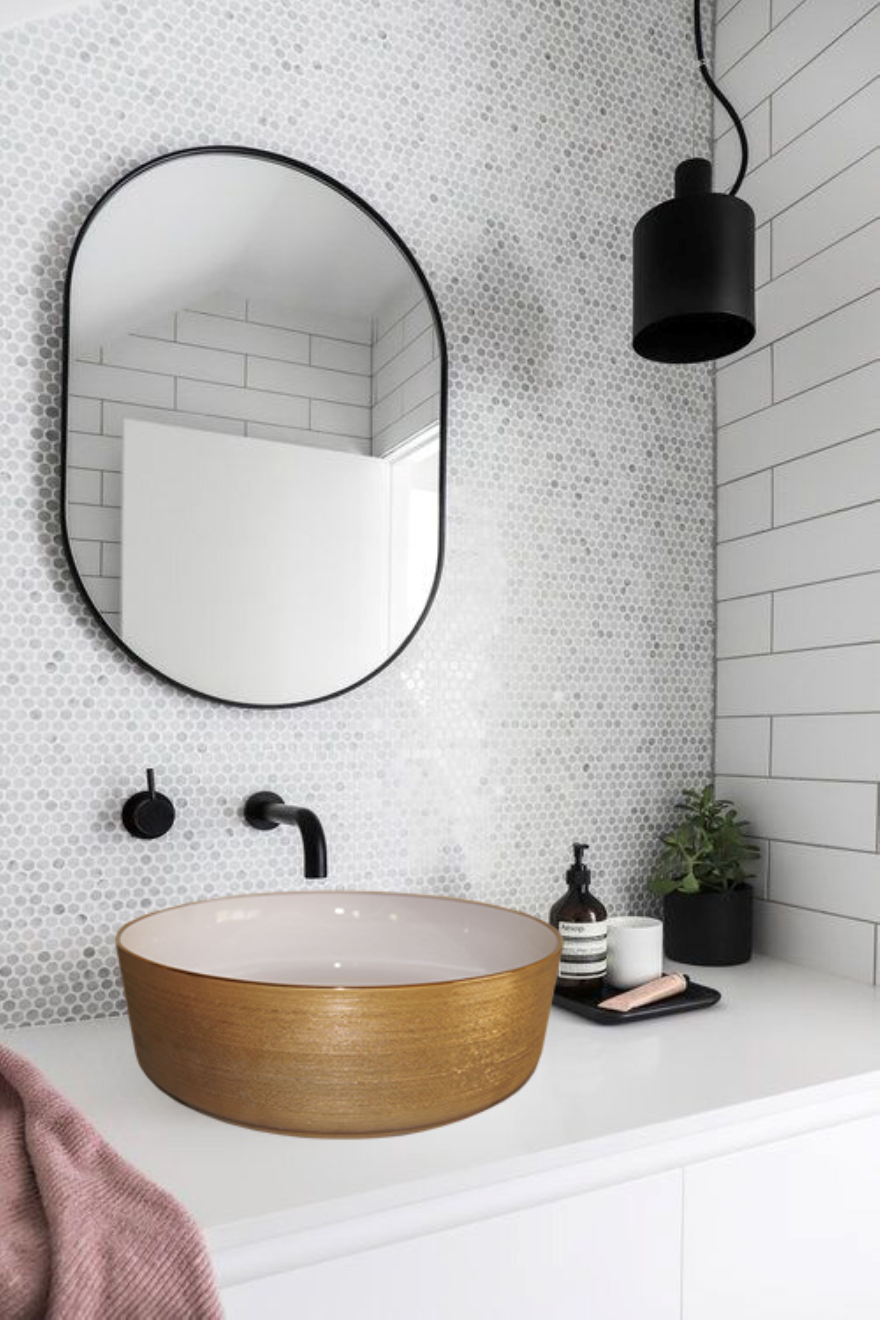 Lavabo Cerámico para Baño SAA, forma circular en color dorado con detalles en relieve metalizados. De sobreponer, con diseño europeo ideal para todo tipo de baños. Dimensiones 36.0 x 36.0 x 12.5 cms. (base x altura x profundidad)