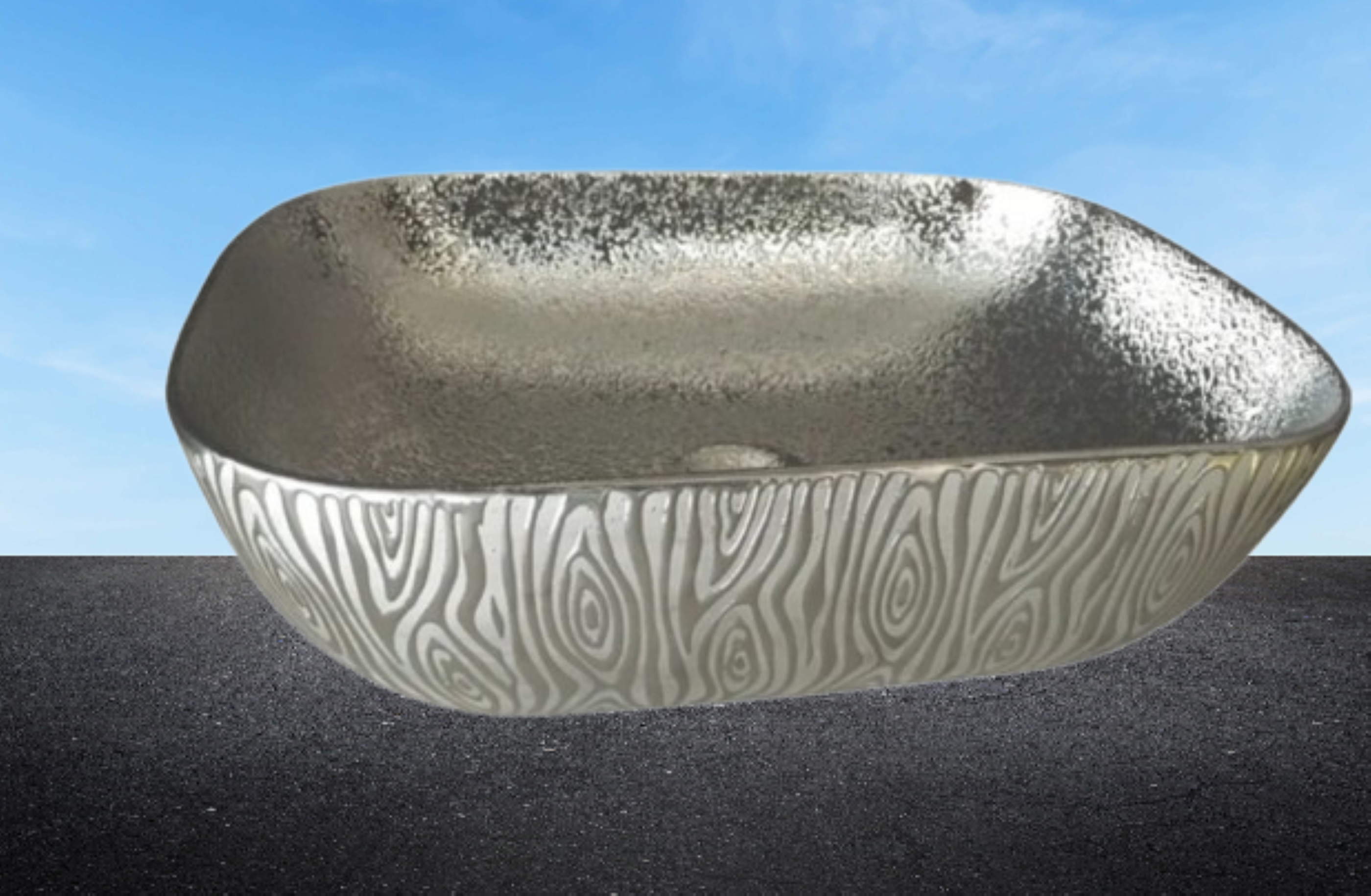 Lavabo Cerámico para Baño PALM, forma rectangular en color plata, con acabados metalizados y textura. De sobreponer, con diseño europeo ideal para todo tipo de baños.  Dimensiones 45.0 x 32.0 x 13.5 cms.