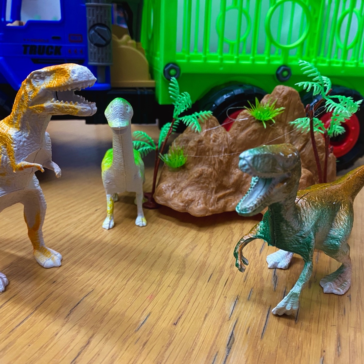 Camion Desmontable Diy Jaula Transportadora Dinosaurios 42cm