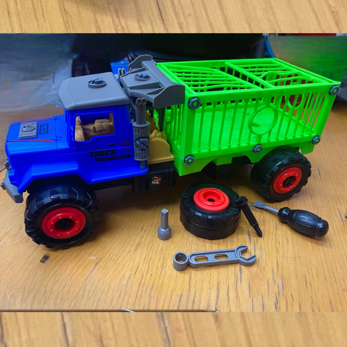 Camion Desmontable Diy Jaula Transportadora Dinosaurios 42cm