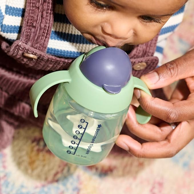 A Tommee Tippee Vaso entrenador Superstar de con popote con contrapeso
