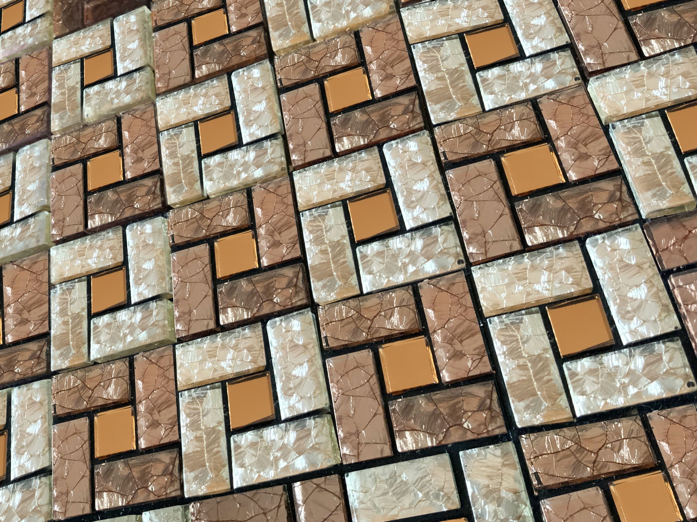 Malla o mosaico adherible de vidrio ELI, medida 30 x 30 cms. (base por altura) diseño en tonos café con acabados tipo espejo cobrizo.  Caja de 5 piezas.