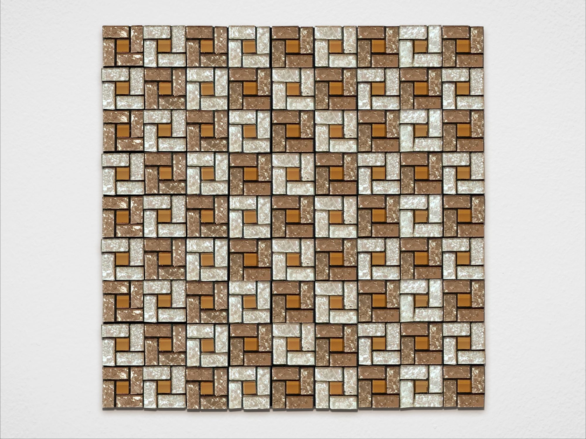 Malla o mosaico adherible de vidrio ELI, medida 30 x 30 cms. (base por altura) diseño en tonos café con acabados tipo espejo cobrizo.  Caja de 5 piezas.