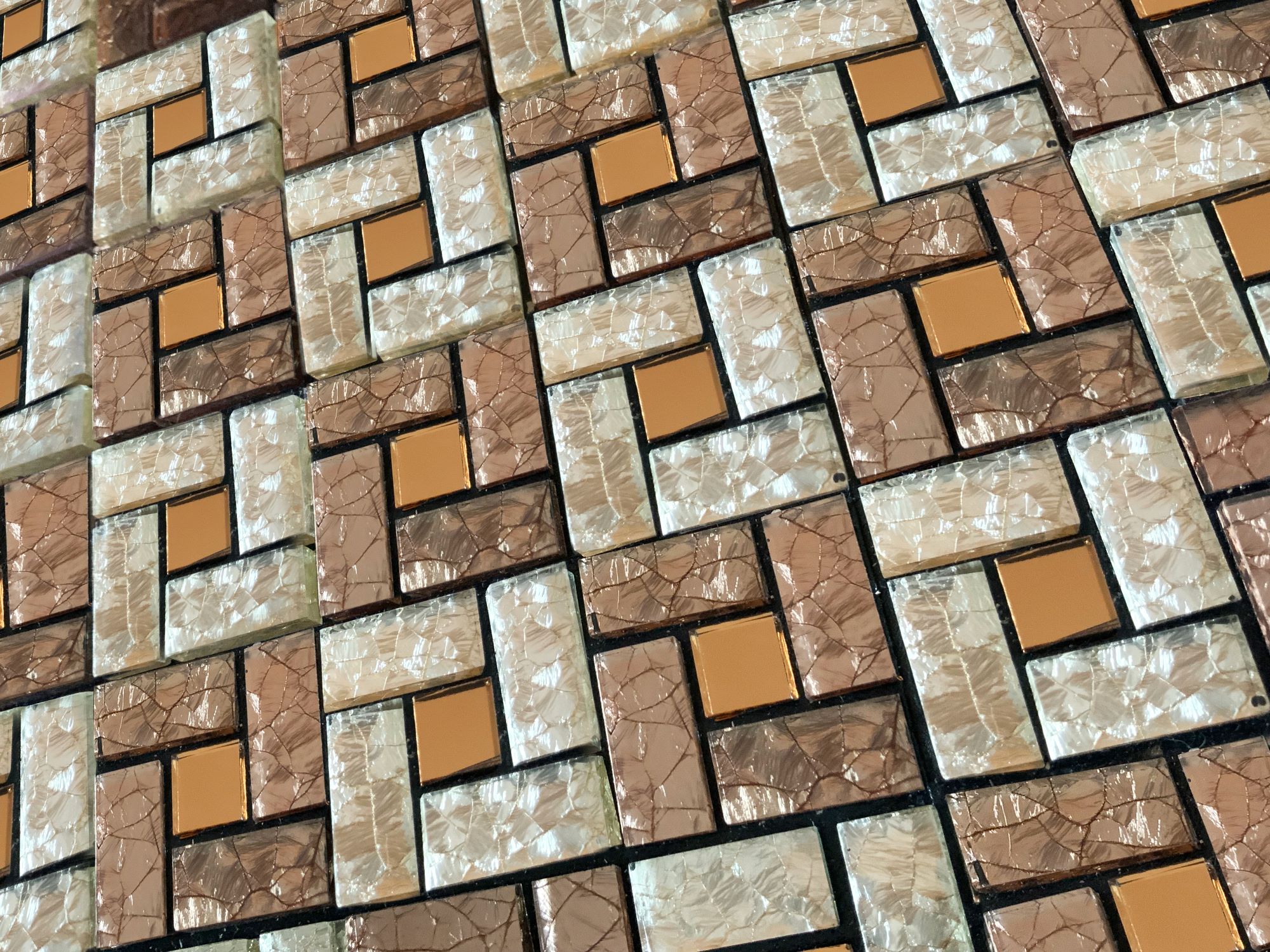 Malla o mosaico adherible de vidrio ELI, medida 30 x 30 cms. (base por altura) diseño en tonos café con acabados tipo espejo cobrizo.  Caja de 5 piezas.