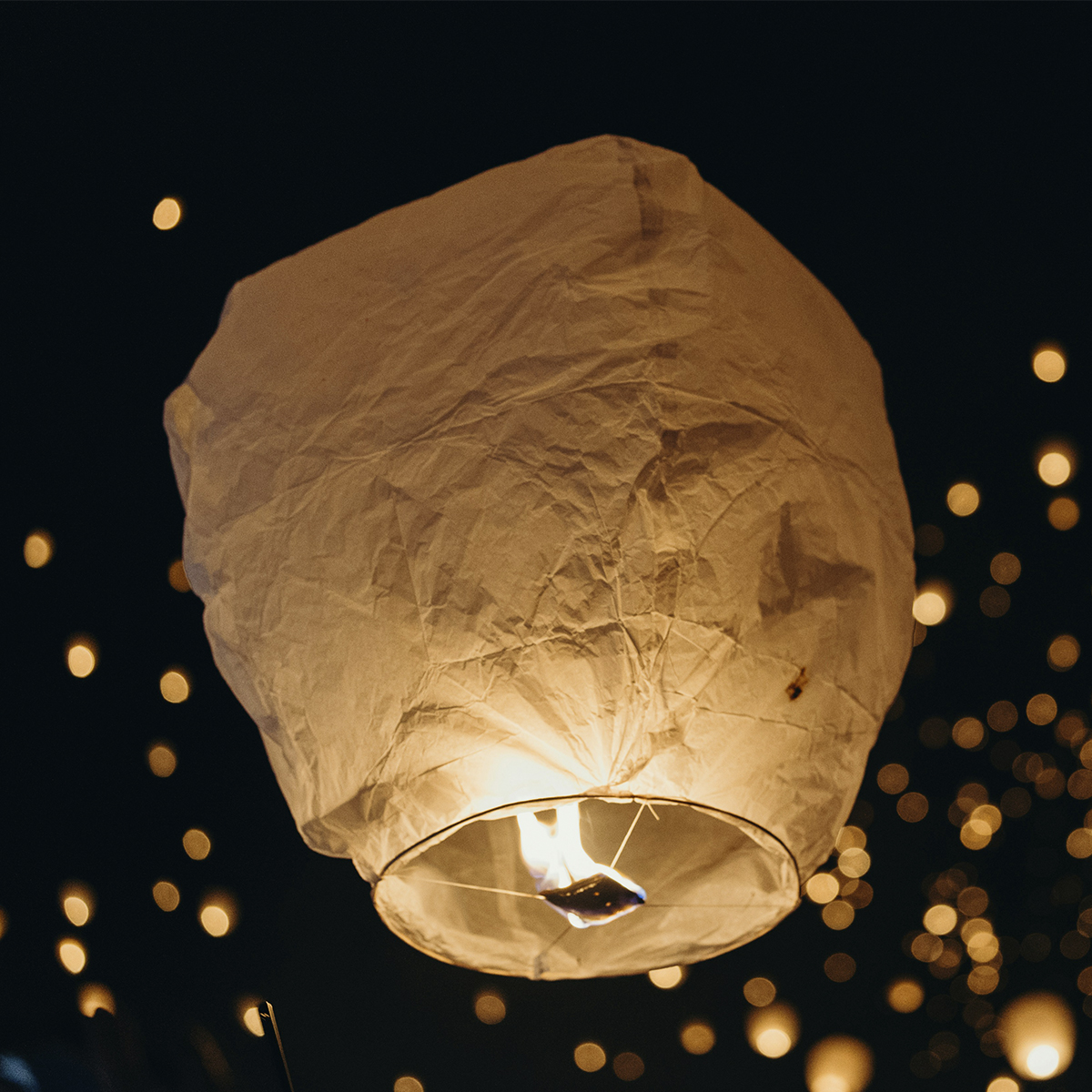 12 Globos De Cantoya Fabricados En Papel China De 80cm X 37cm Color Blanco. Para Elevar Incluye Parafina Y Mechero.