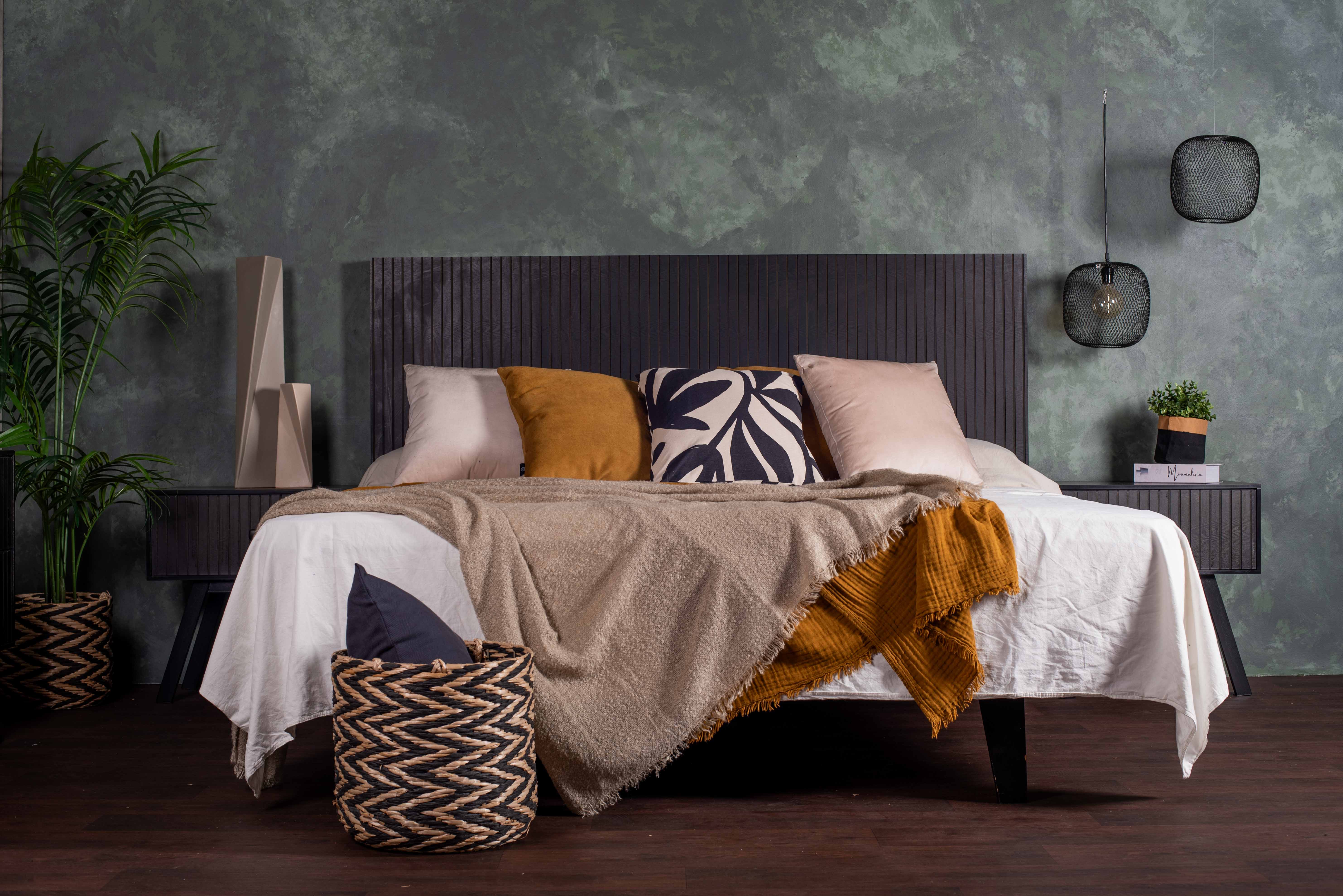 Cabecera para Cama Tamaño King y Queen Size Color Negro con Relieves Decorativos Verticales y Estructura de Madera Industrial