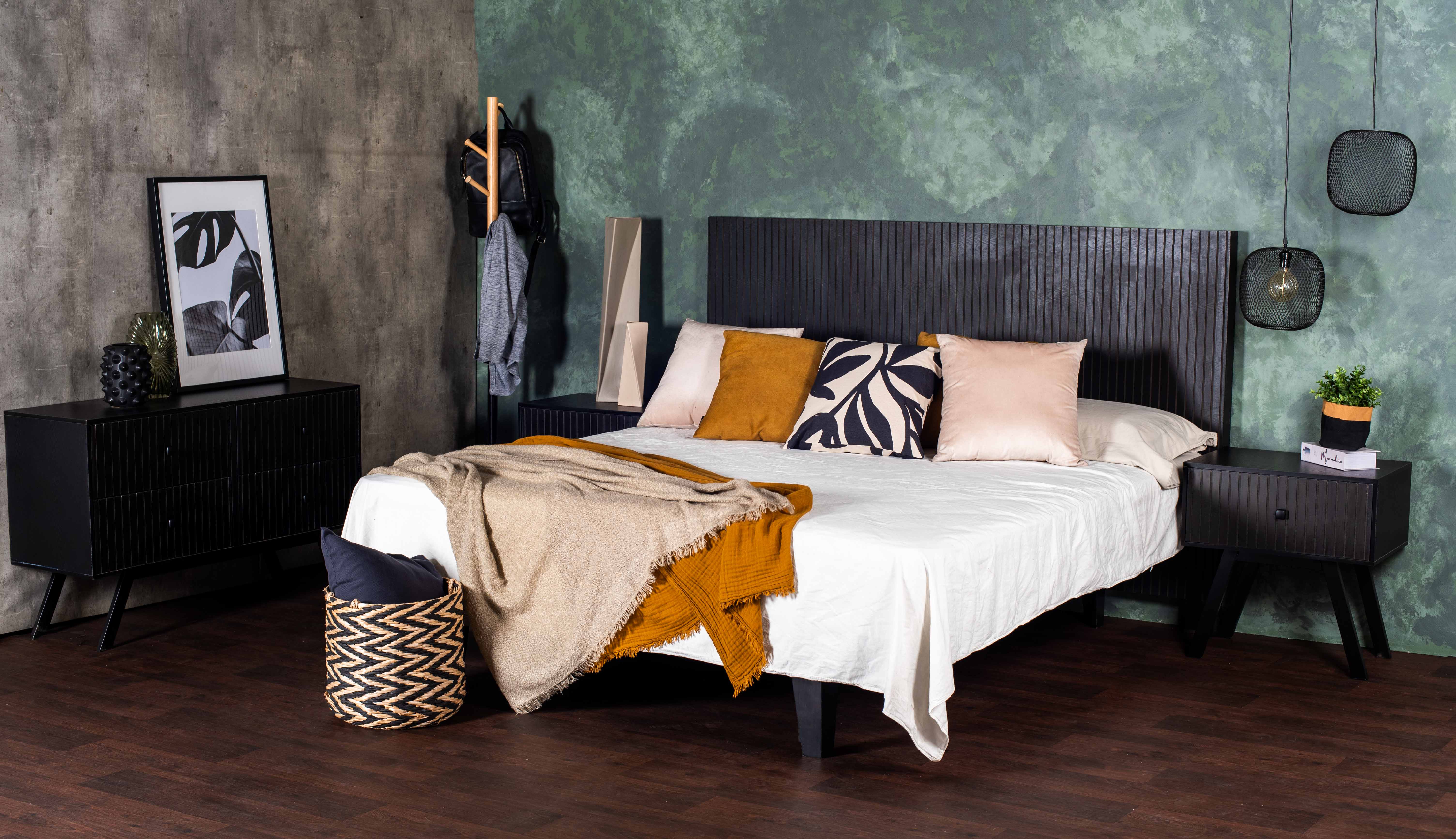 Cabecera para Cama Tamaño King y Queen Size Color Negro con Relieves Decorativos Verticales y Estructura de Madera Industrial