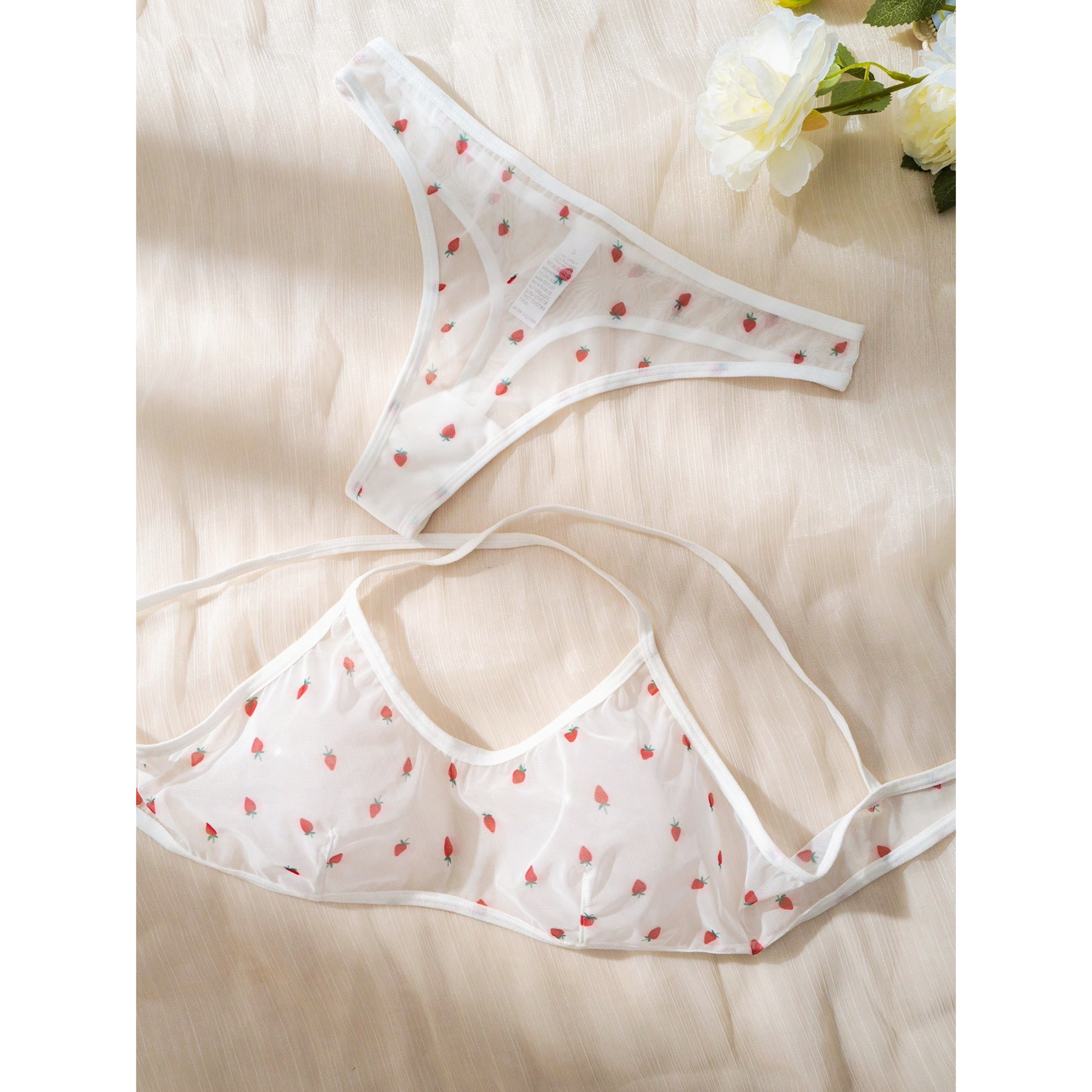 Conjunto de lenceria transparente de bralette y tanga con diseño de fresas para mujer 