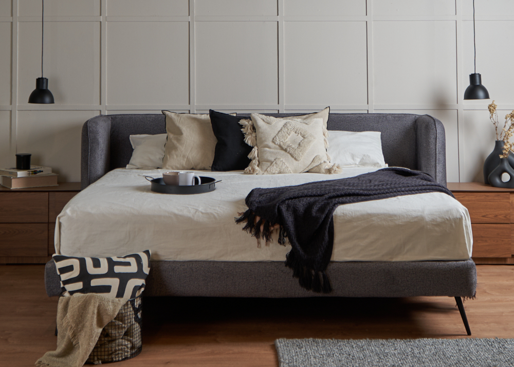 Cama King Size con Cabecera y Base Gris en Tela Premium. Rellena de Hule Espuma y Estructura de Madera Maciza