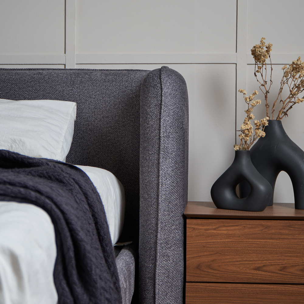 Cama King Size con Cabecera y Base Gris en Tela Premium. Rellena de Hule Espuma y Estructura de Madera Maciza