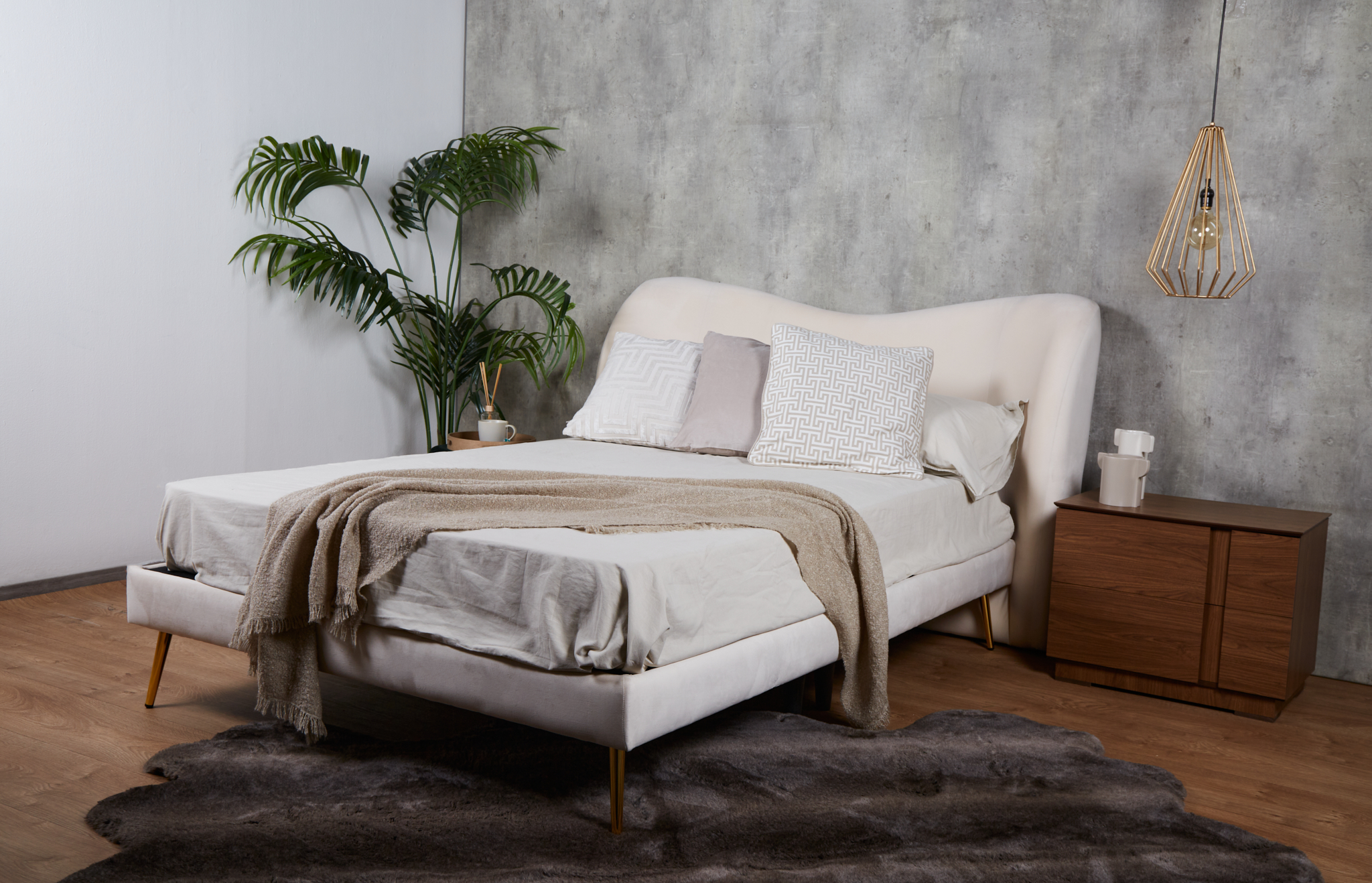 Cama Matrimonial con Cabecera Beige en Terciopelo. Rellena de Hule Espuma. Estructura de Madera Maciza