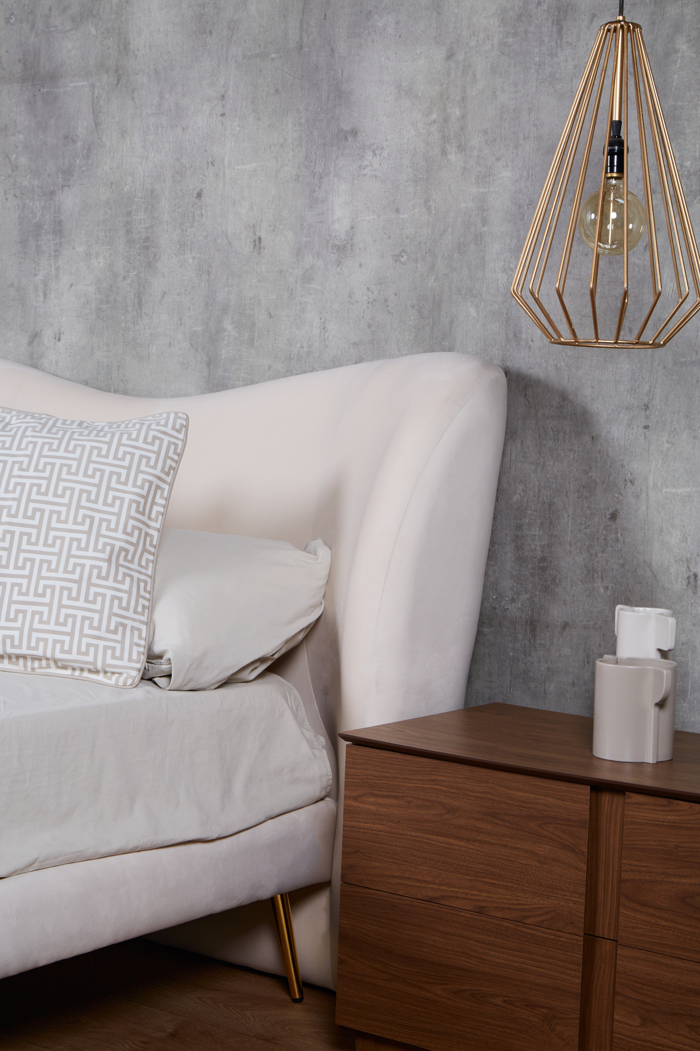 Cama Matrimonial con Cabecera Beige en Terciopelo. Rellena de Hule Espuma. Estructura de Madera Maciza