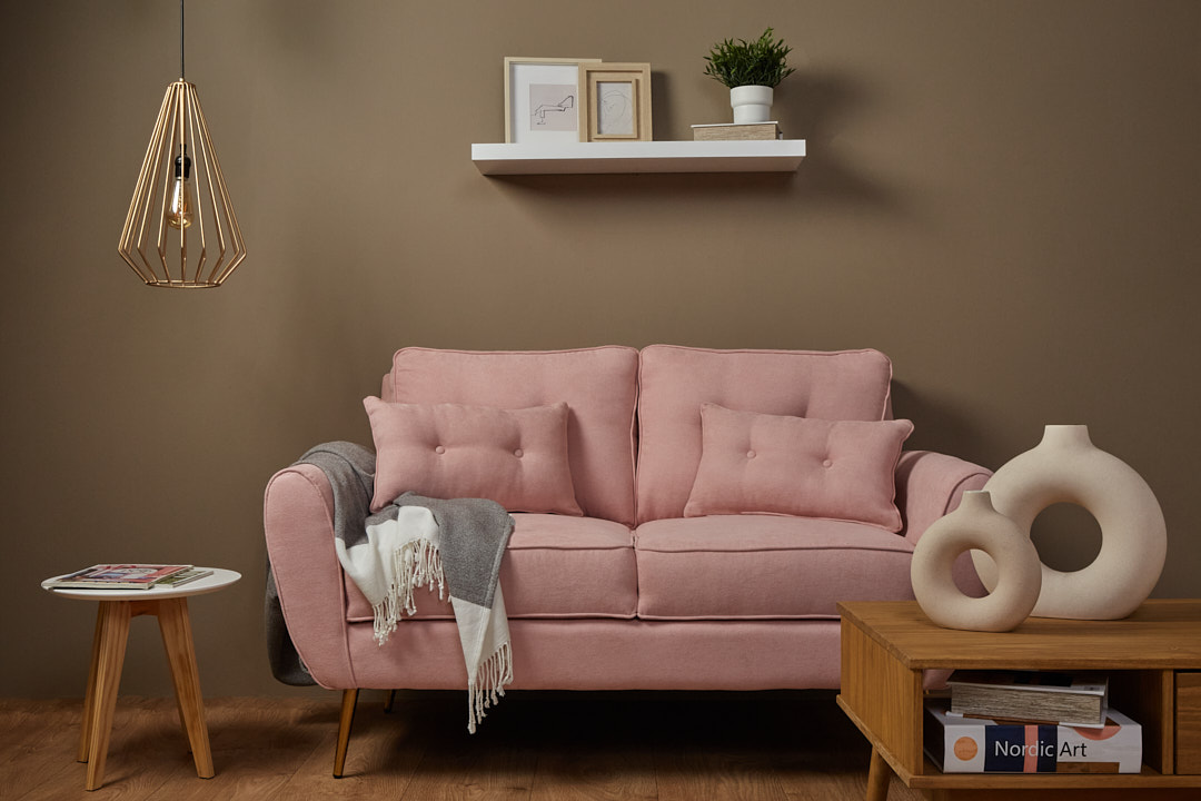 Sofá de 2 plazas con Tapizado Rosa. Estructura de Madera Sólida y Patas de Metal