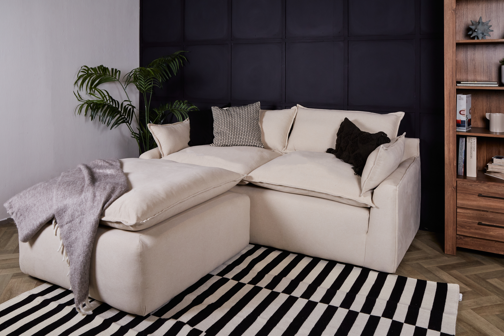 Sofá de 3 Plazas Tapizado Color Beige. Estructura de Madera Sólida