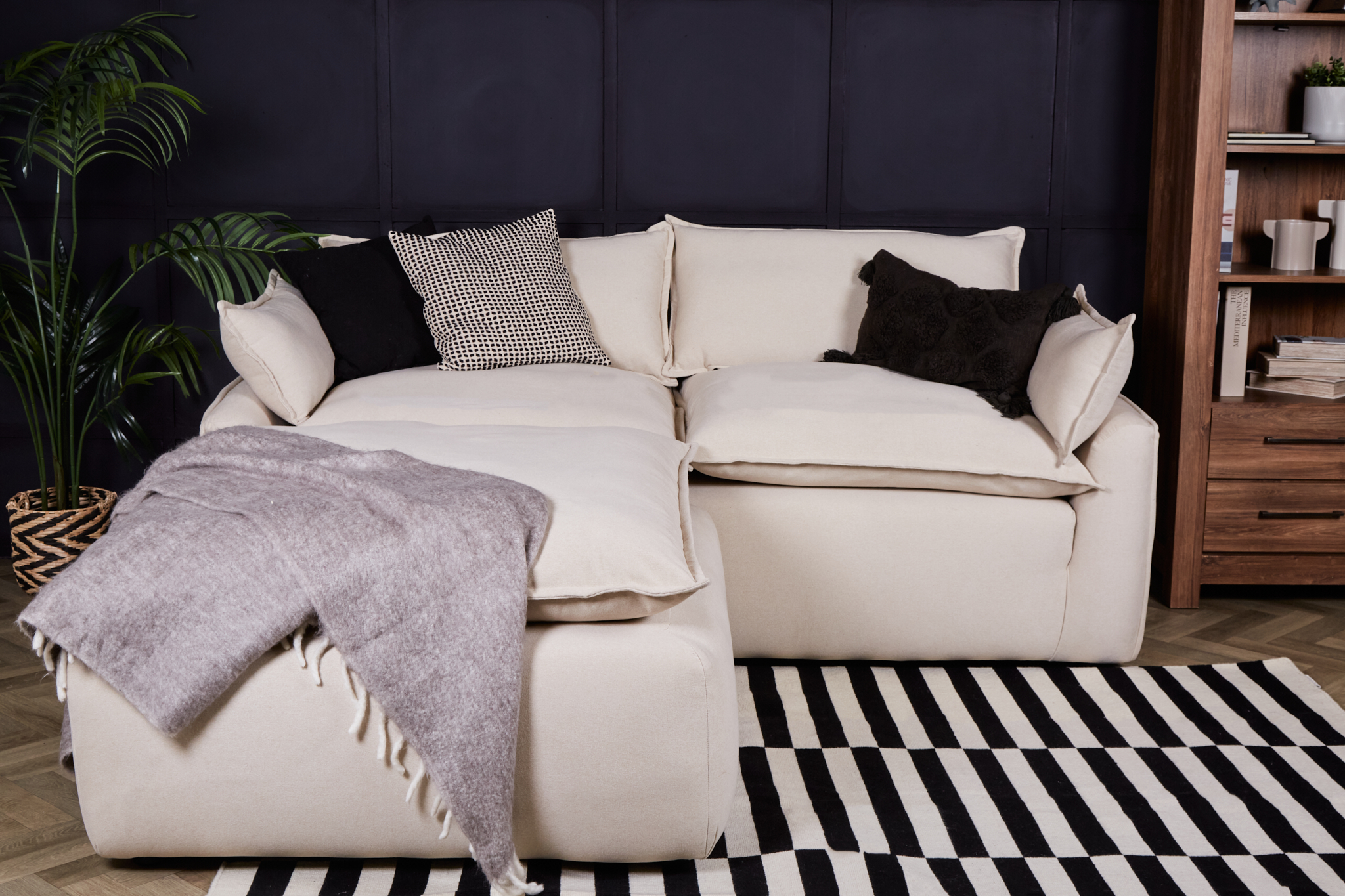 Sofá de 3 Plazas Tapizado Color Beige. Estructura de Madera Sólida