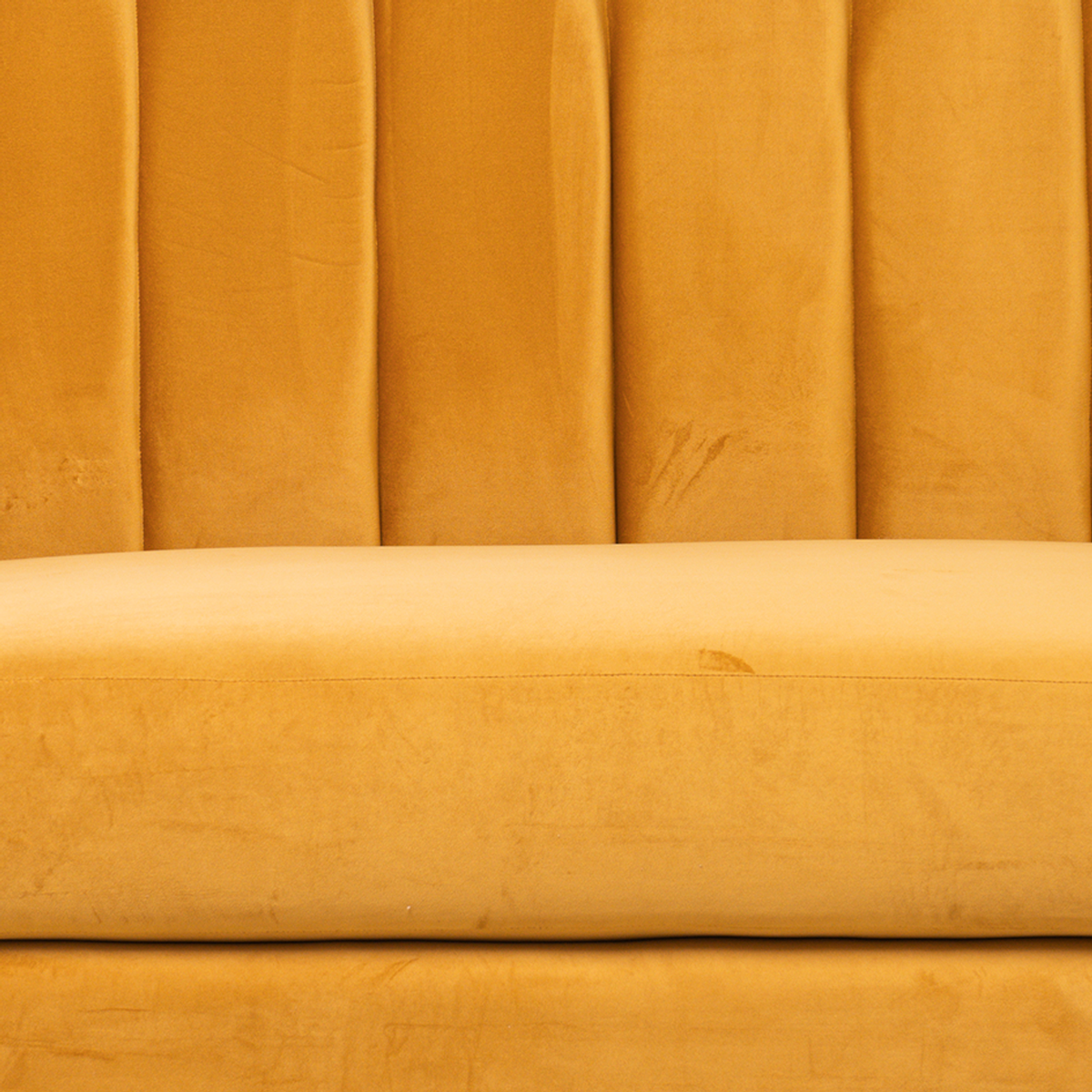 Sillón Individual Tapizado en Terciopelo Color Mostaza. Estructura de Madera Sólida