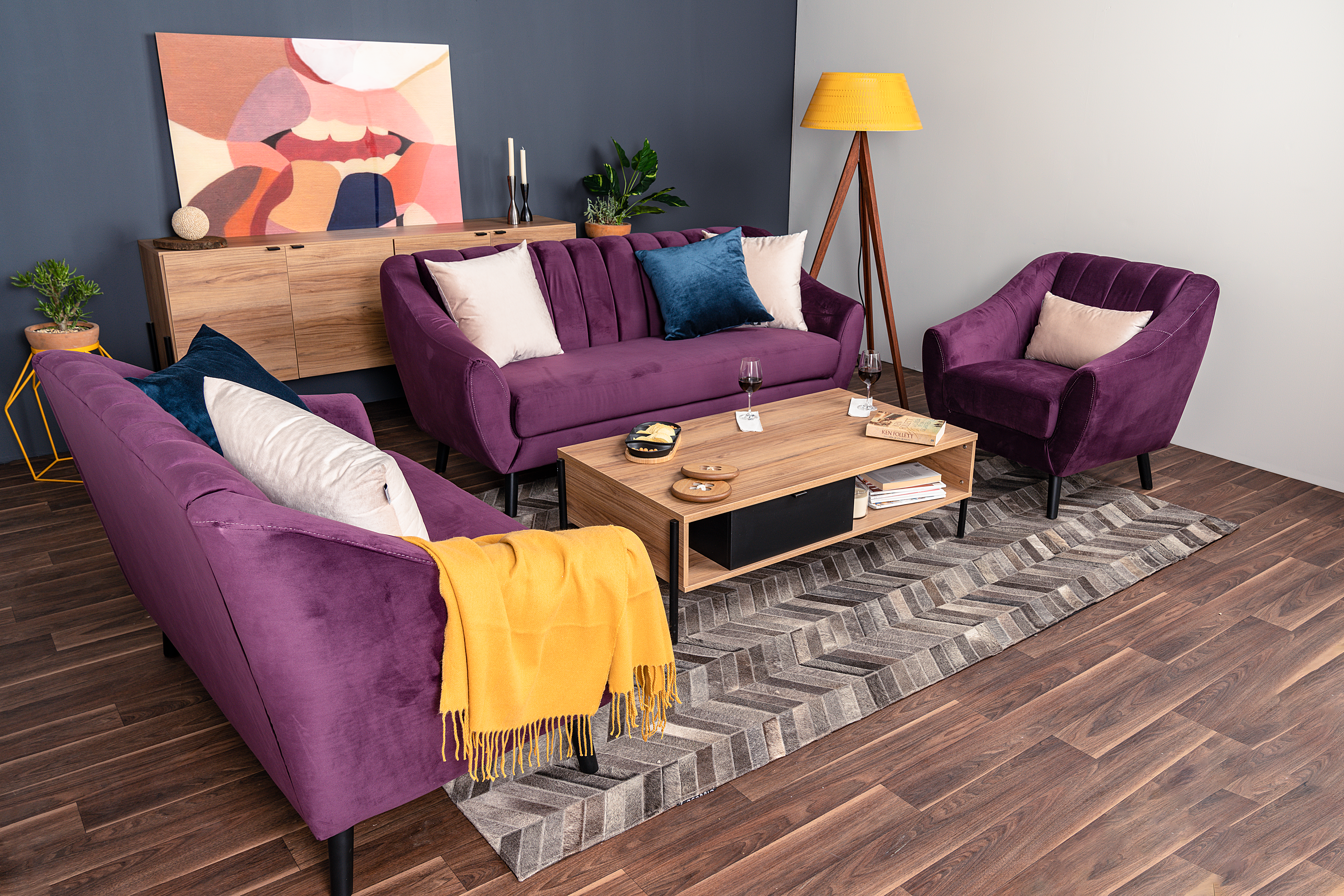 Sofá de 2 Plazas Tapizado en Terciopelo Color Uva. Estructura de Madera Sólida
