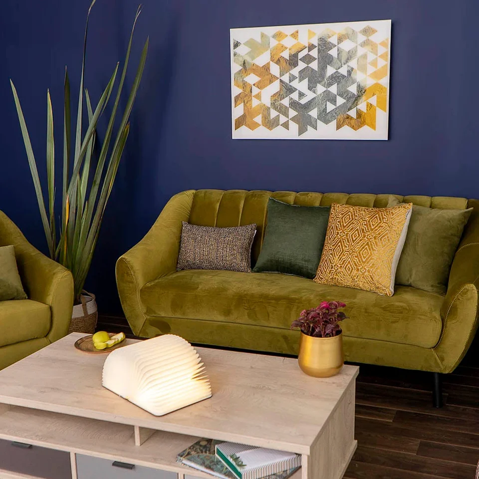 Sofá de 3 Plazas Tapizado en Terciopelo Color Verde Olivo. Estructura de Madera Sólida