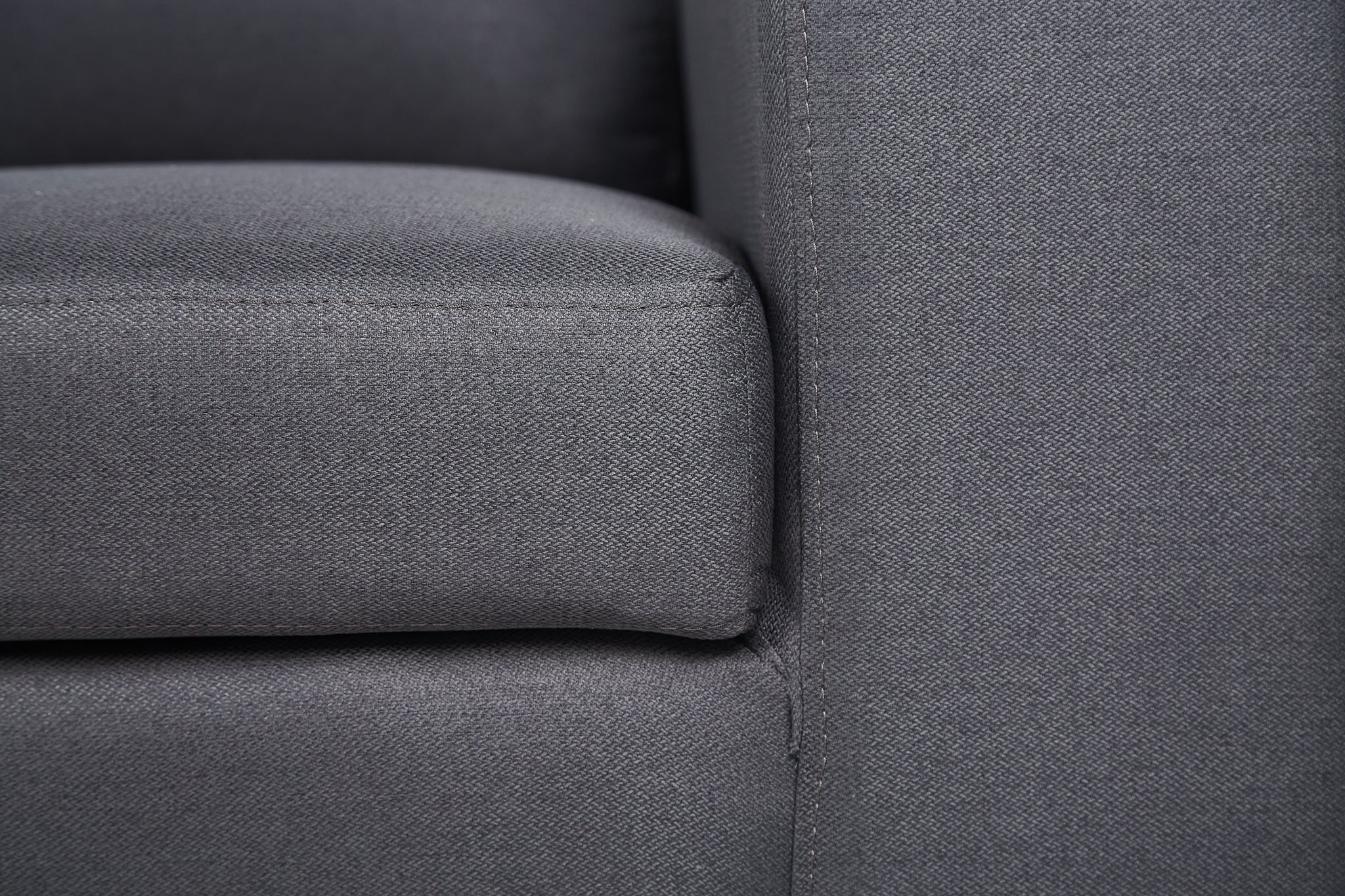 Sofá Escuadra Izquierda con Tapizado Color Gris Oscuro. Estructura de Madera Sólida y Patas de Acero 