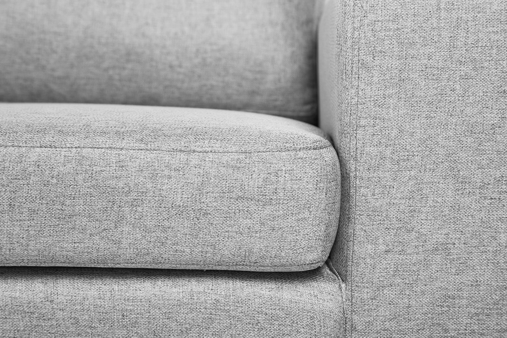 Sofá Escuadra Izquierda con Tapizado Color Gris Claro. Estructura de Madera Sólida y Patas de Acero 