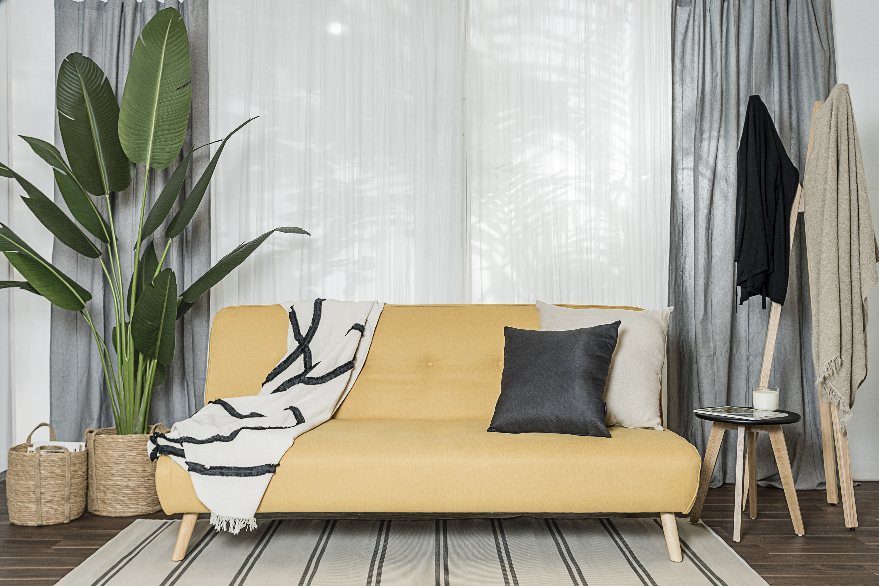 Sofá Cama Tapizado en Lino Color Mostaza. Estructura de Madera Sólida