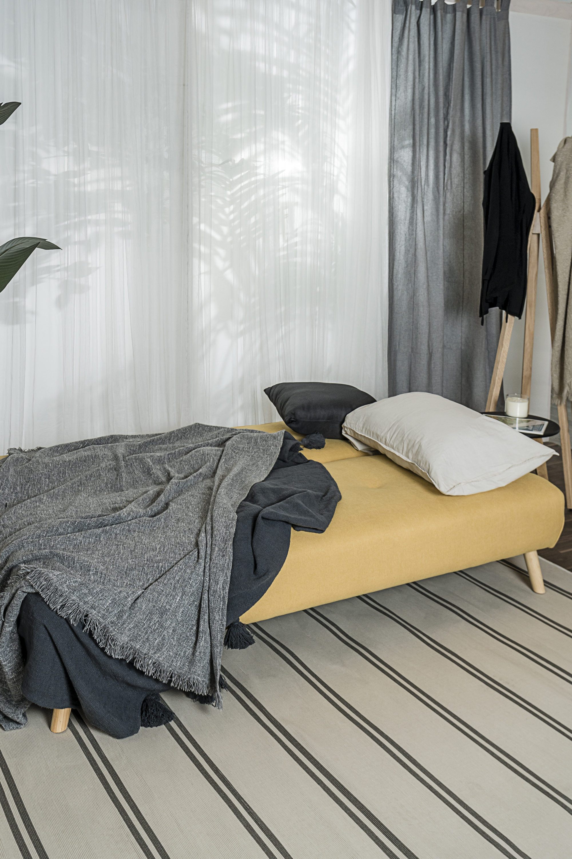 Sofá Cama Tapizado en Lino Color Mostaza. Estructura de Madera Sólida