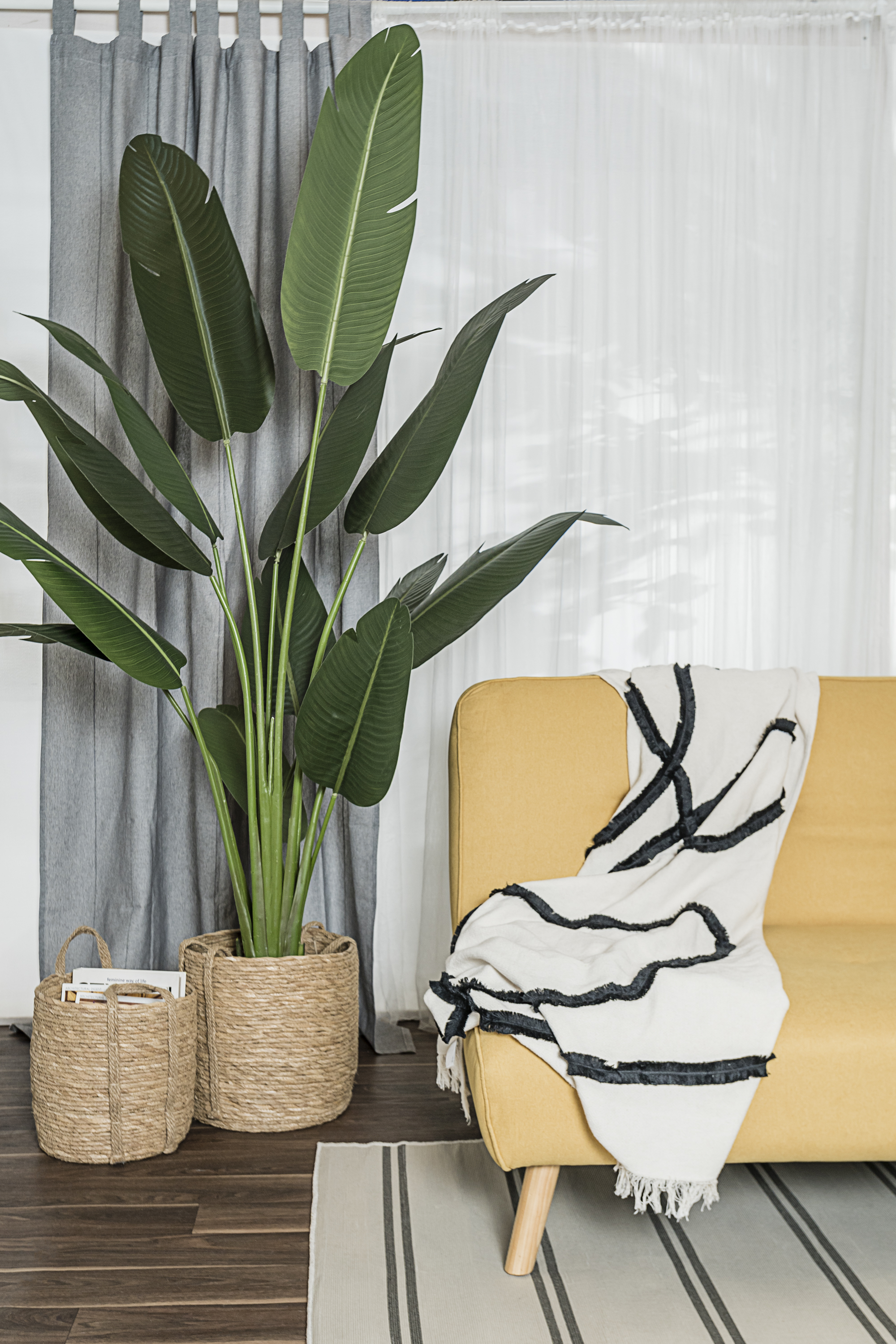 Sofá Cama Tapizado en Lino Color Mostaza. Estructura de Madera Sólida
