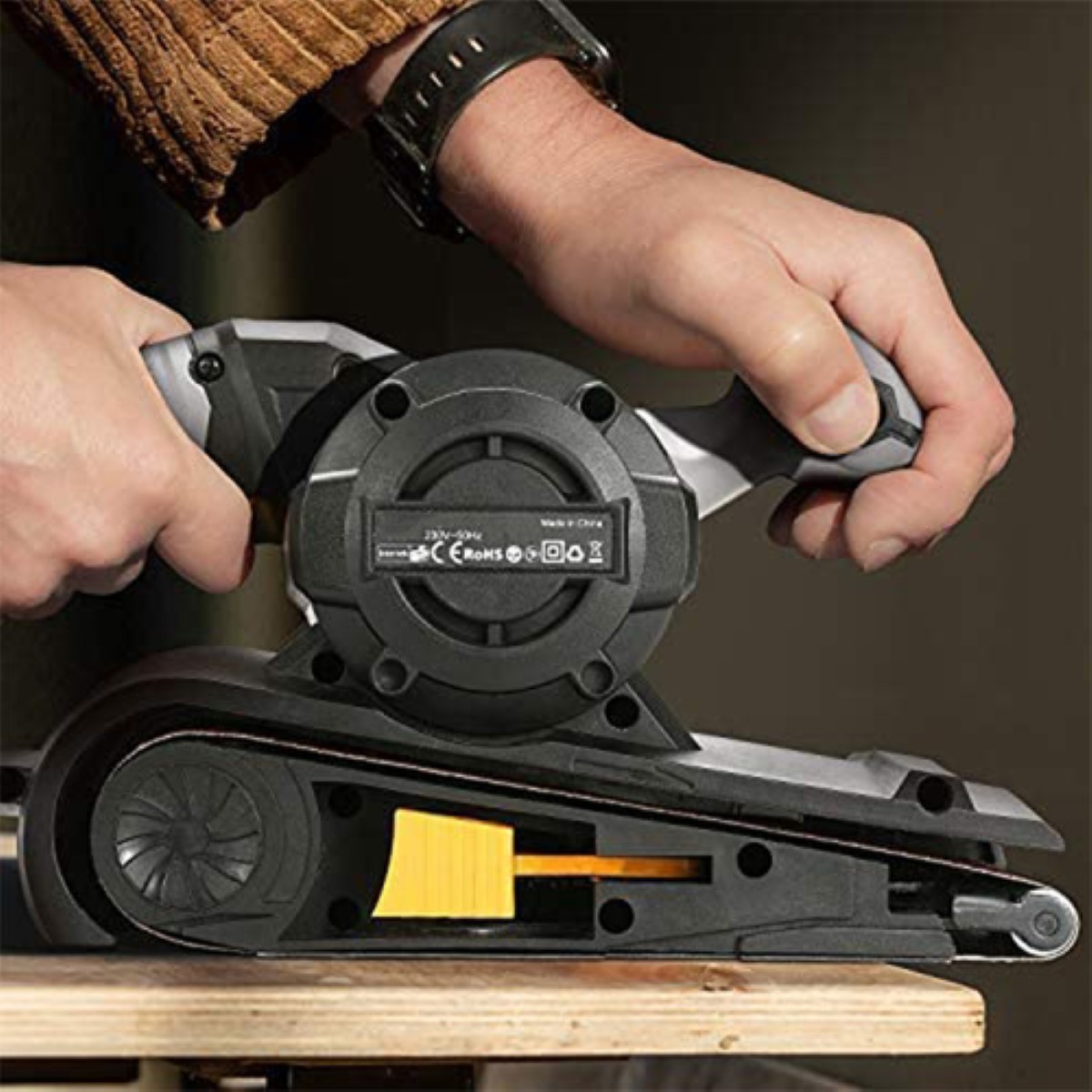 Lijadora De Banda 1000w 6 Velocidad Ajustable Con 12 Bandas gris negro